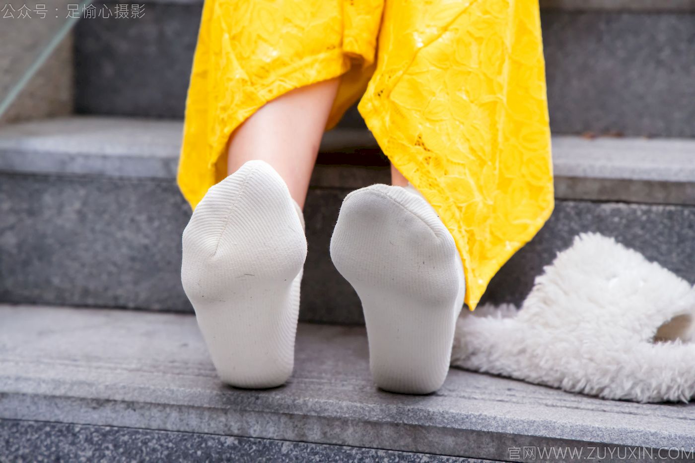 足愉心模特星朵黑色毛衫黄色连衣裙裸足摄影