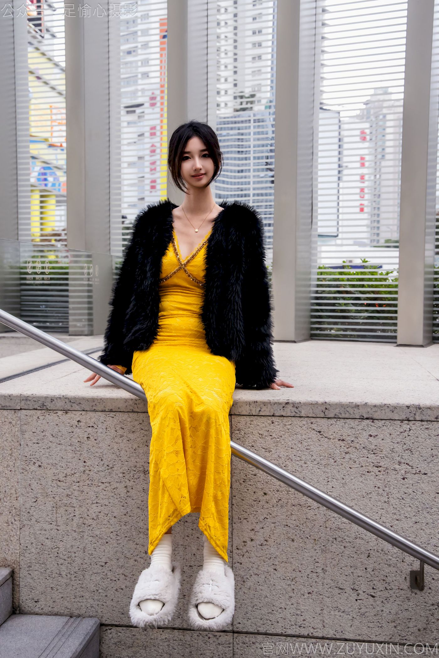 足愉心模特星朵黑色毛衫黄色连衣裙裸足摄影