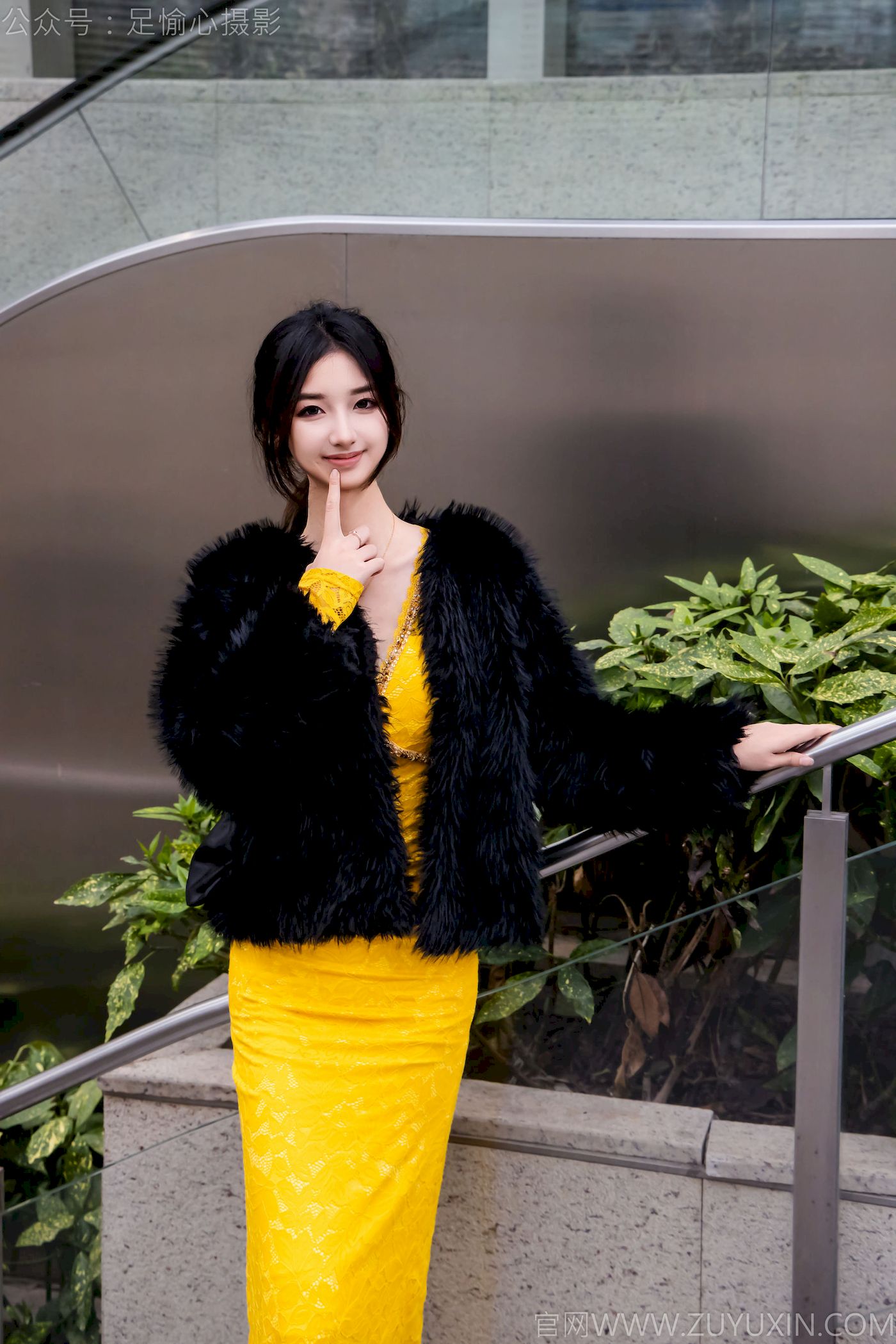 足愉心模特星朵黑色毛衫黄色连衣裙裸足摄影