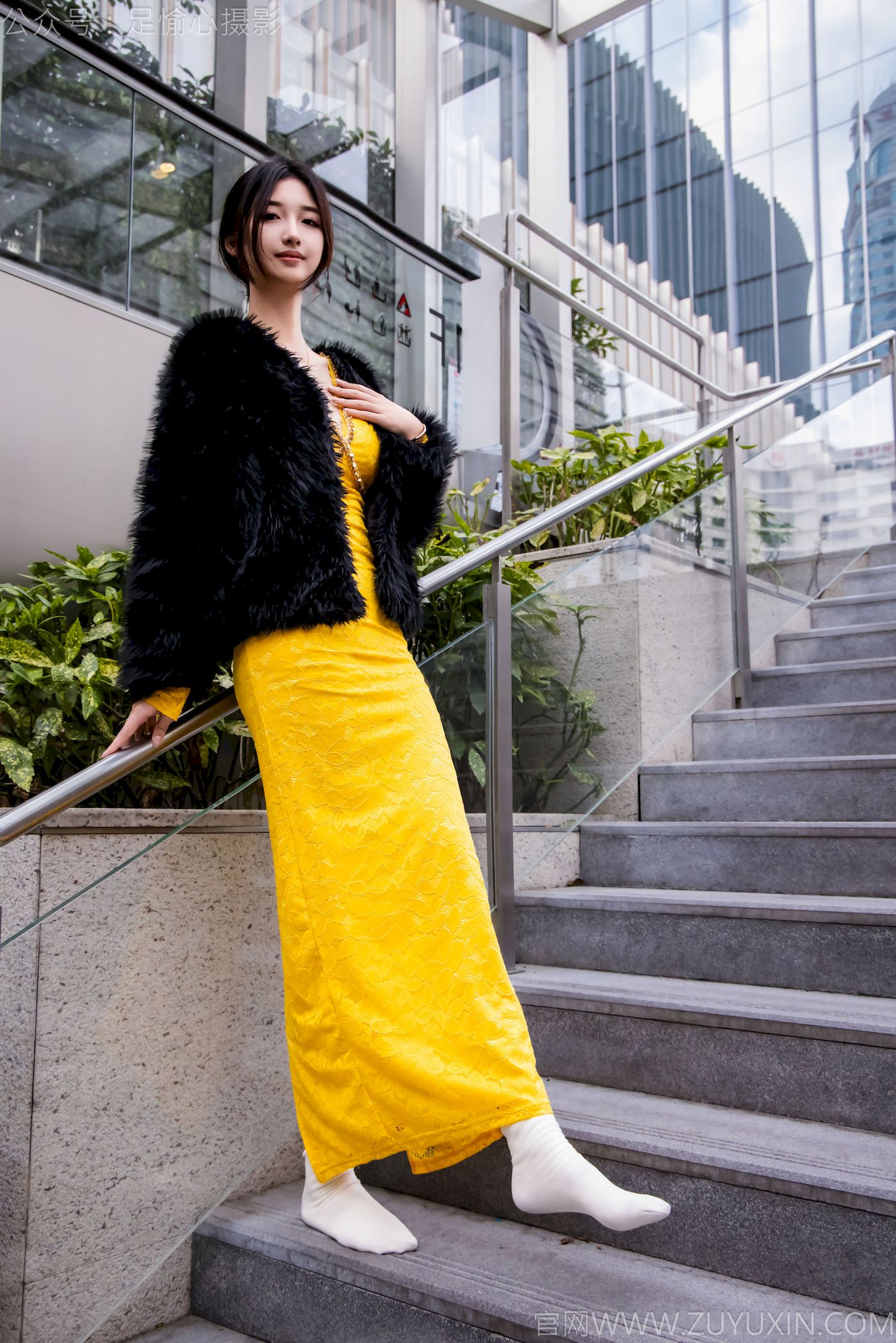 足愉心模特星朵黑色毛衫黄色连衣裙裸足摄影