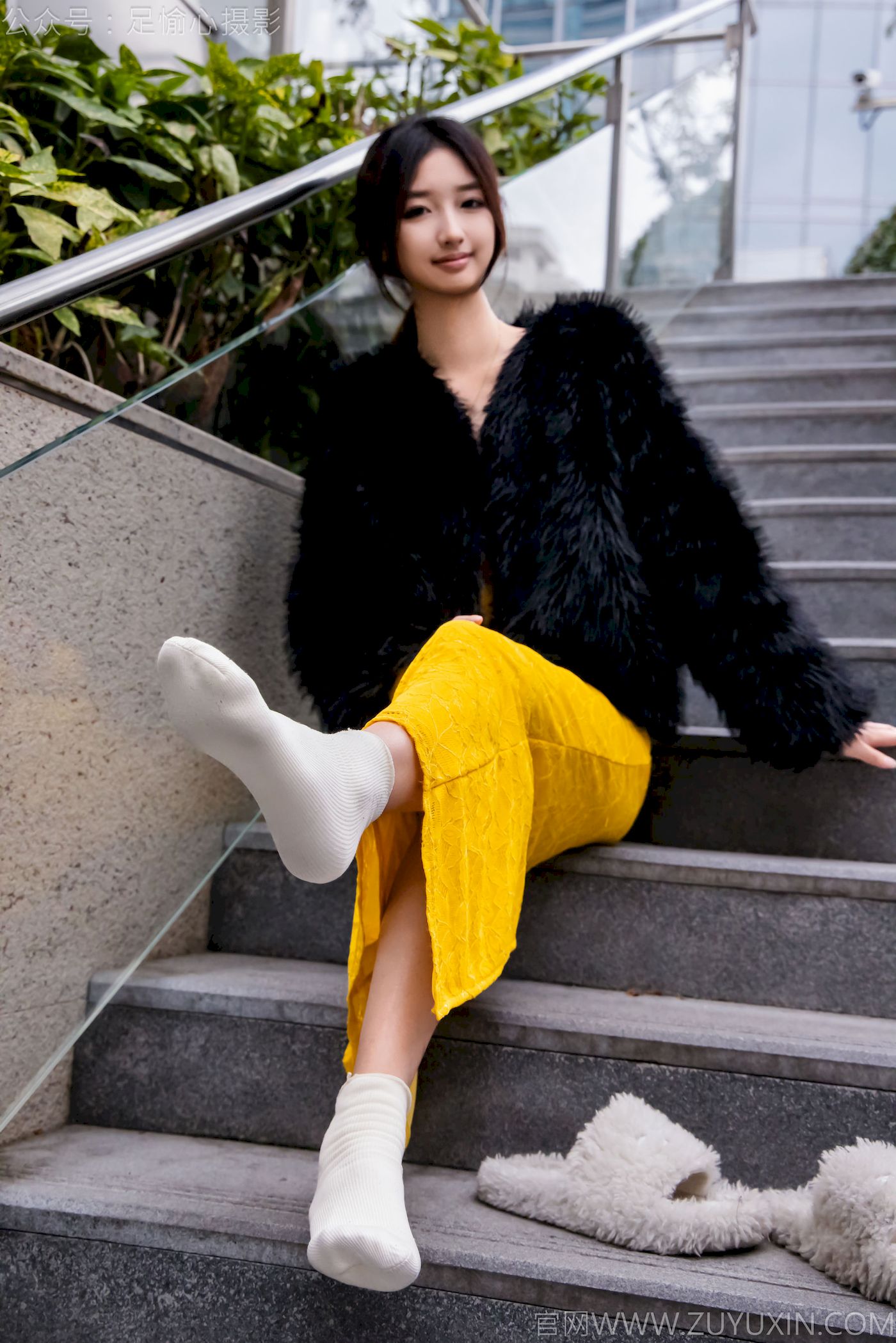 足愉心模特星朵黑色毛衫黄色连衣裙裸足摄影