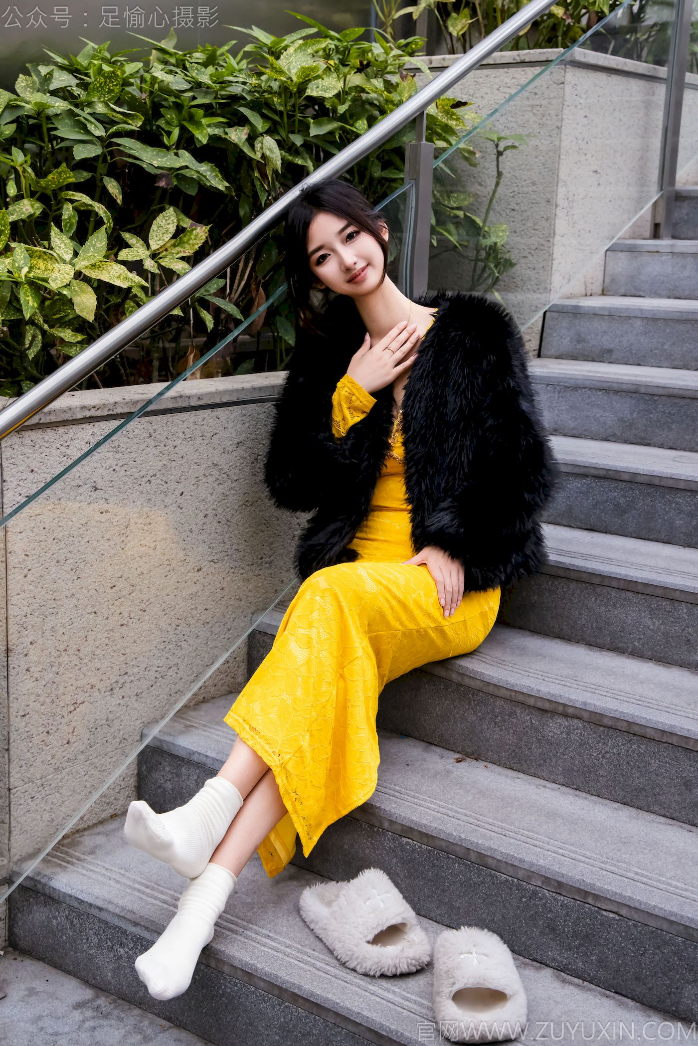 足愉心模特星朵黑色毛衫黄色连衣裙裸足摄影