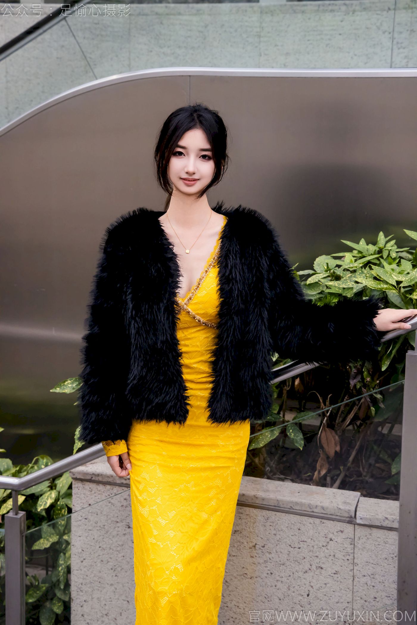 足愉心模特星朵黑色毛衫黄色连衣裙裸足摄影