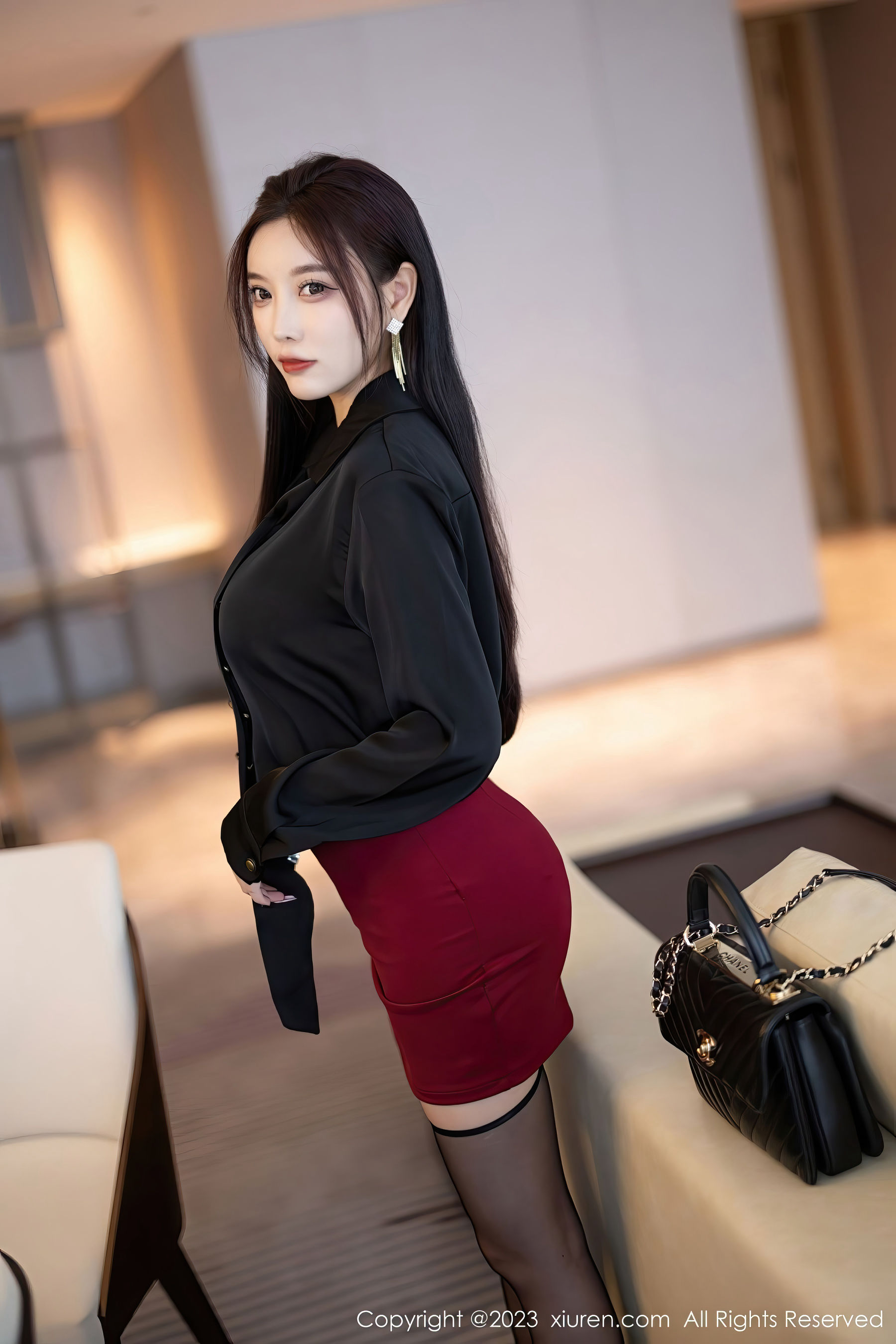 杨晨晨Yome - 深蓝上衣+黑色短裙性感写真