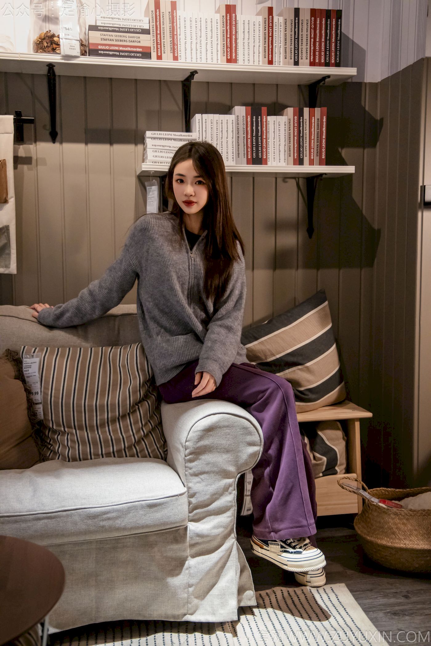 软软灰色针织开衫慵懒风‌穿搭写真