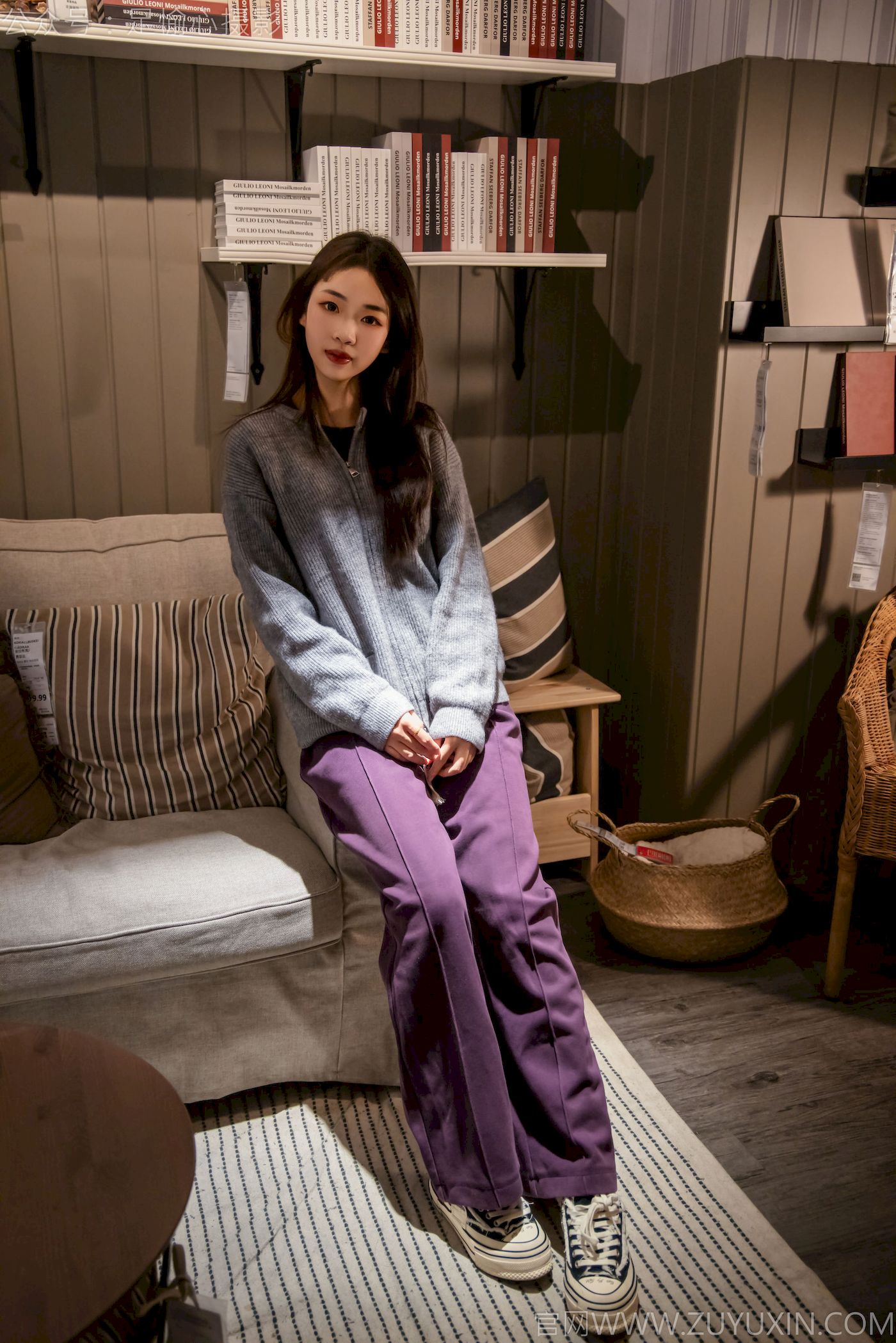 软软灰色针织开衫慵懒风‌穿搭写真