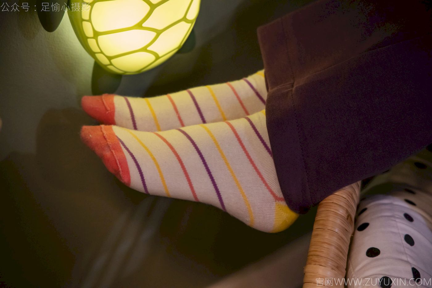 软软灰色针织开衫慵懒风‌穿搭写真