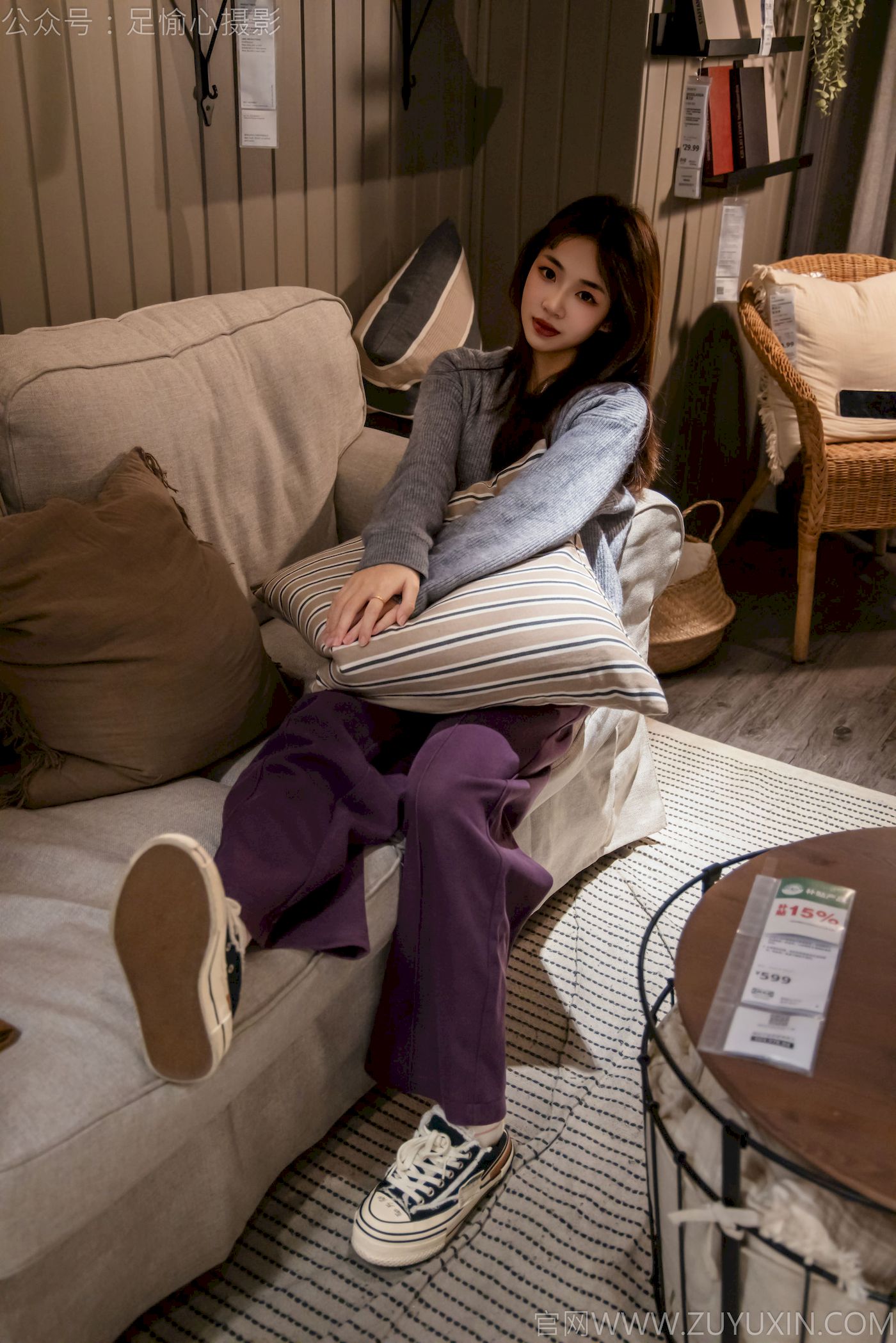 软软灰色针织开衫慵懒风‌穿搭写真