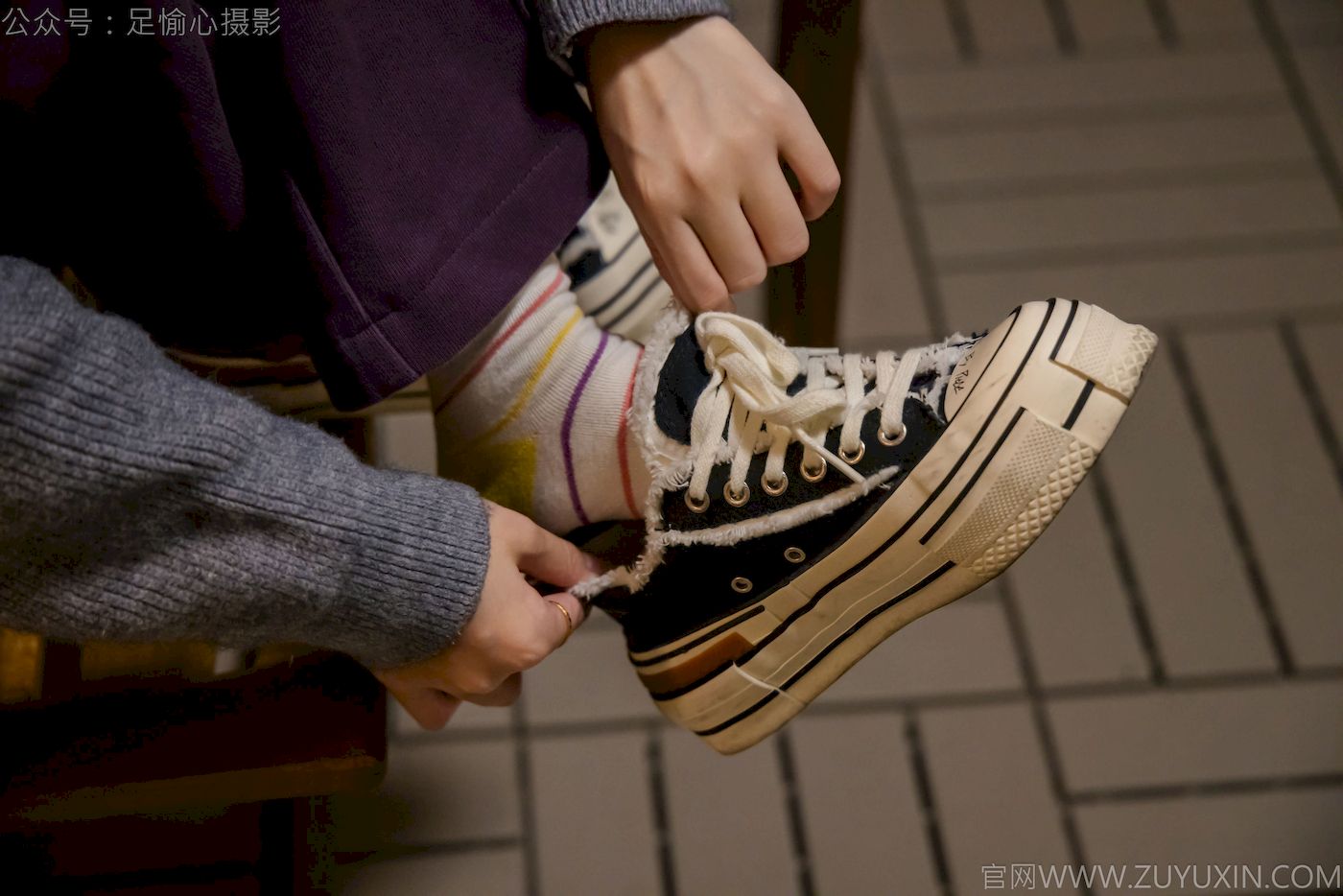 软软灰色针织开衫慵懒风‌穿搭写真