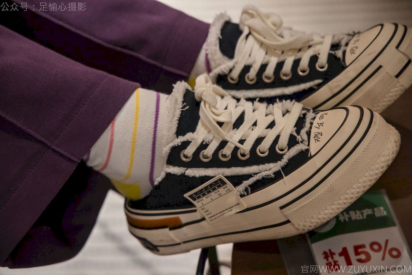 软软灰色针织开衫慵懒风‌穿搭写真