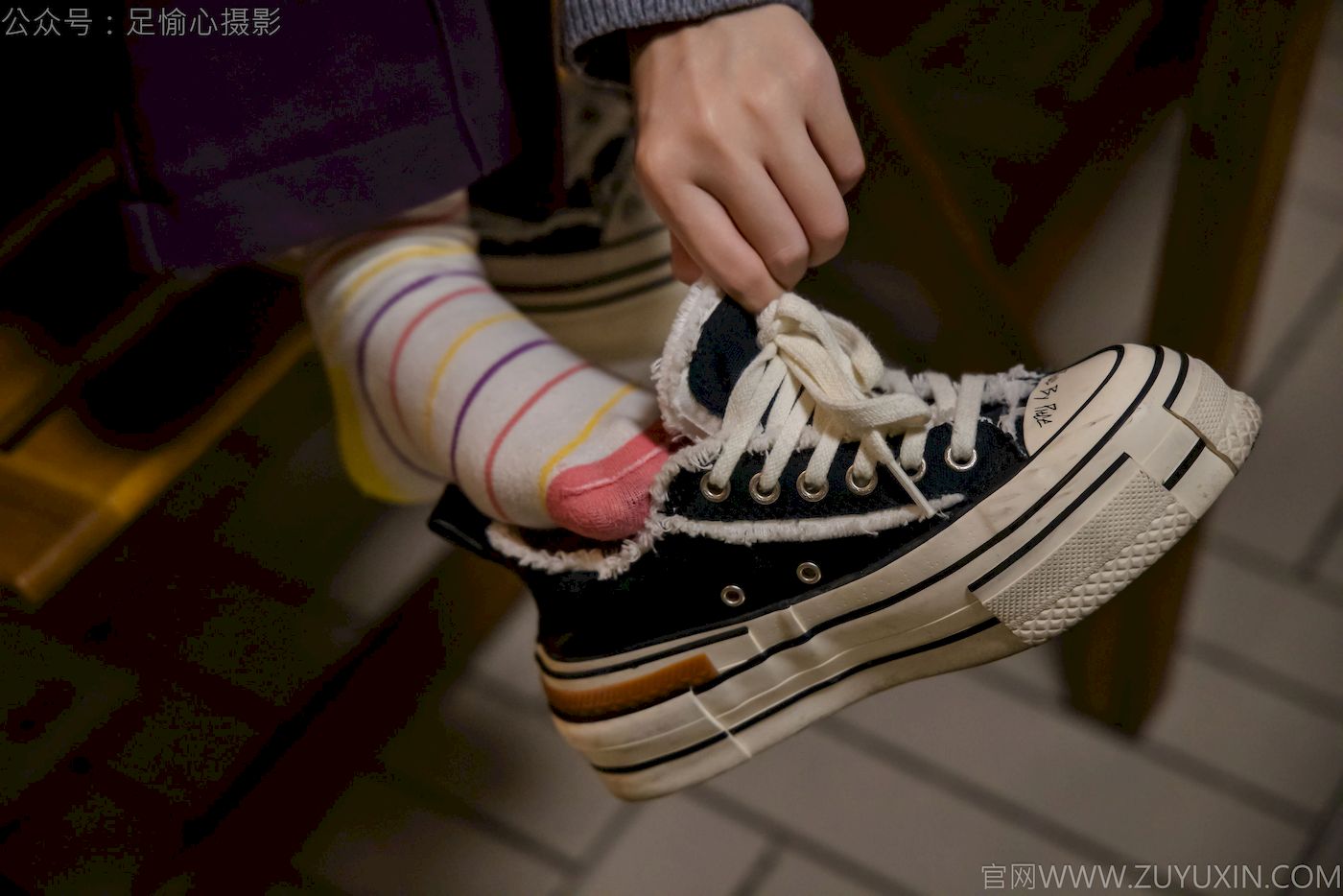 软软灰色针织开衫慵懒风‌穿搭写真