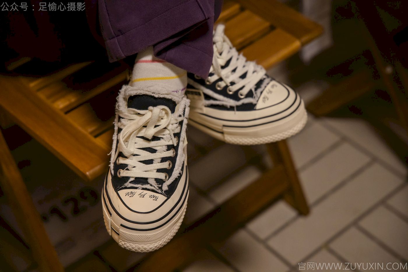 软软灰色针织开衫慵懒风‌穿搭写真