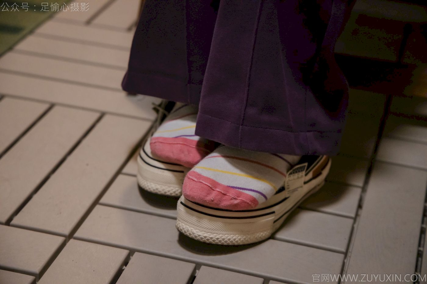 软软灰色针织开衫慵懒风‌穿搭写真