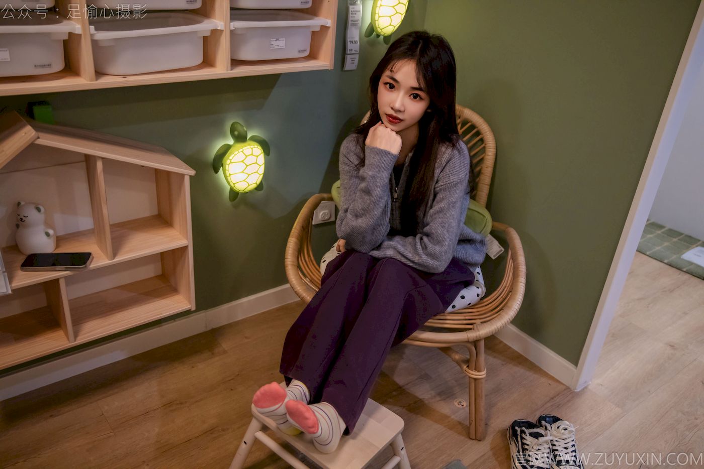 软软灰色针织开衫慵懒风‌穿搭写真