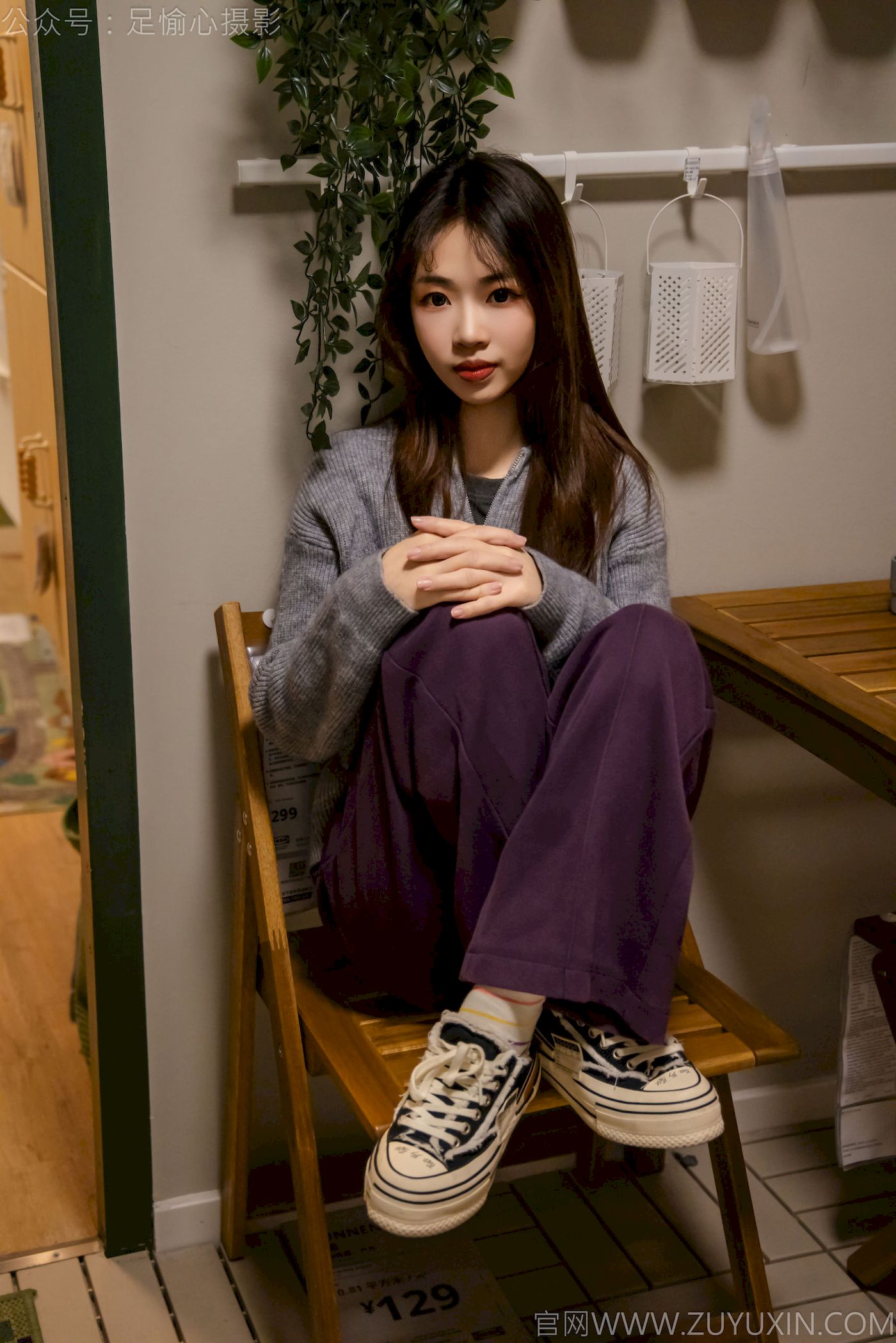 软软灰色针织开衫慵懒风‌穿搭写真