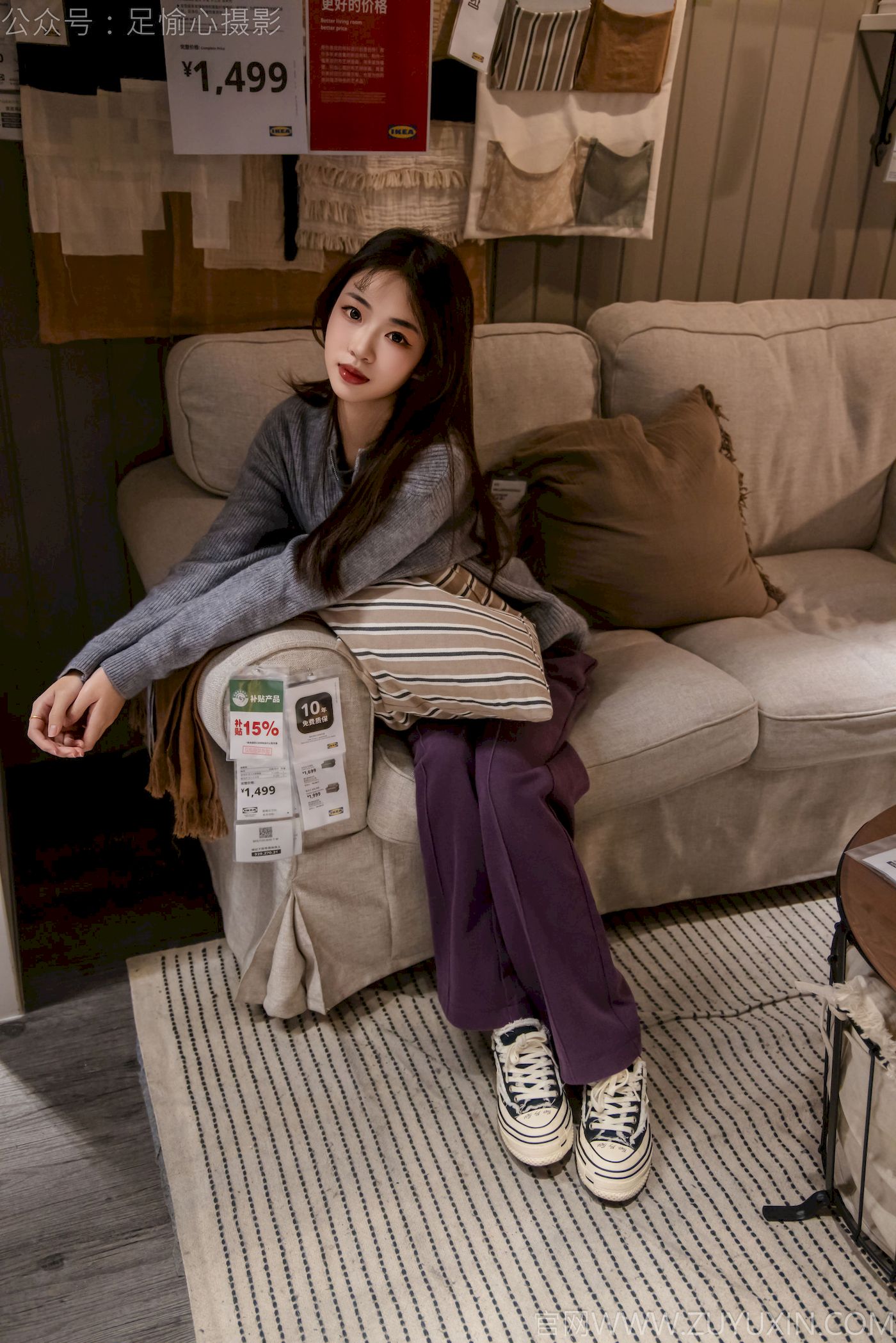 软软灰色针织开衫慵懒风‌穿搭写真