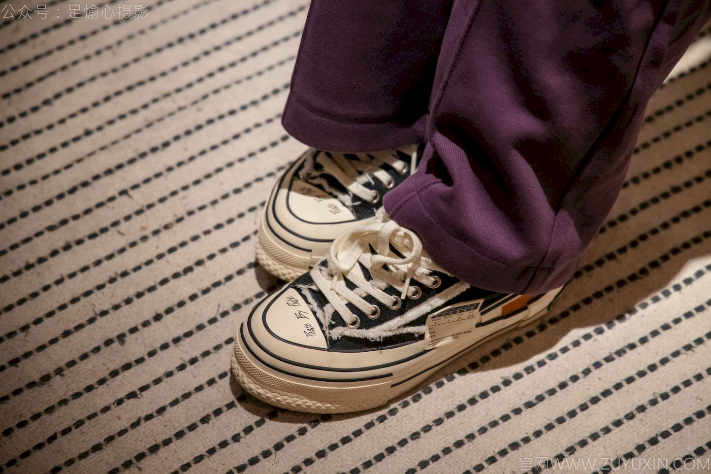 软软灰色针织开衫慵懒风‌穿搭写真