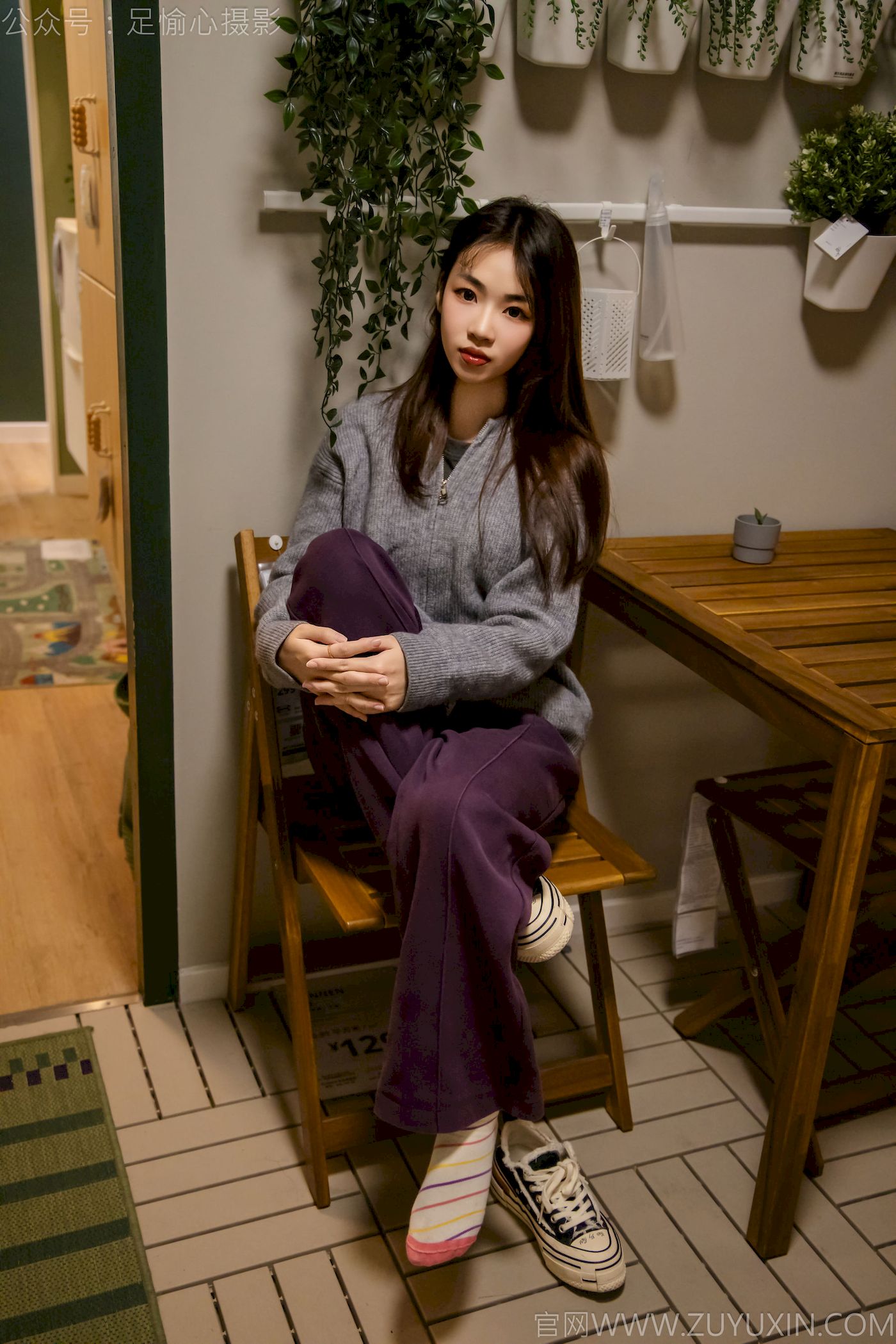 软软灰色针织开衫慵懒风‌穿搭写真