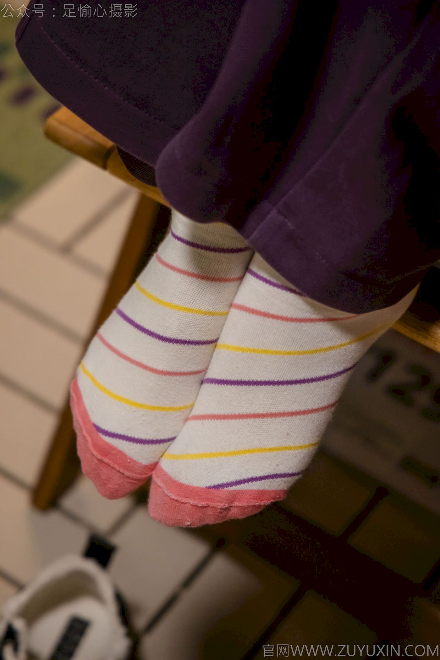 软软灰色针织开衫慵懒风‌穿搭写真