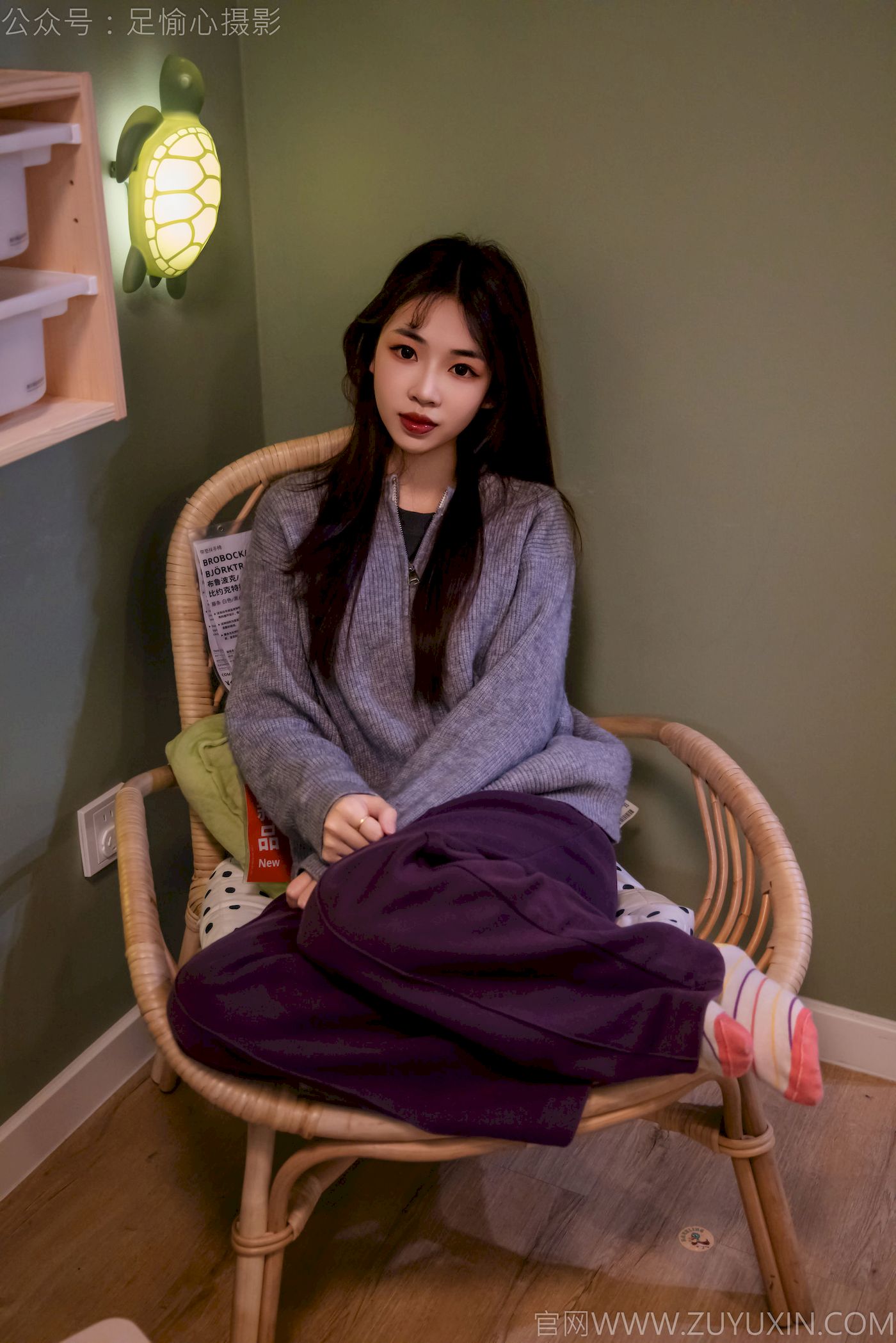 软软灰色针织开衫慵懒风‌穿搭写真