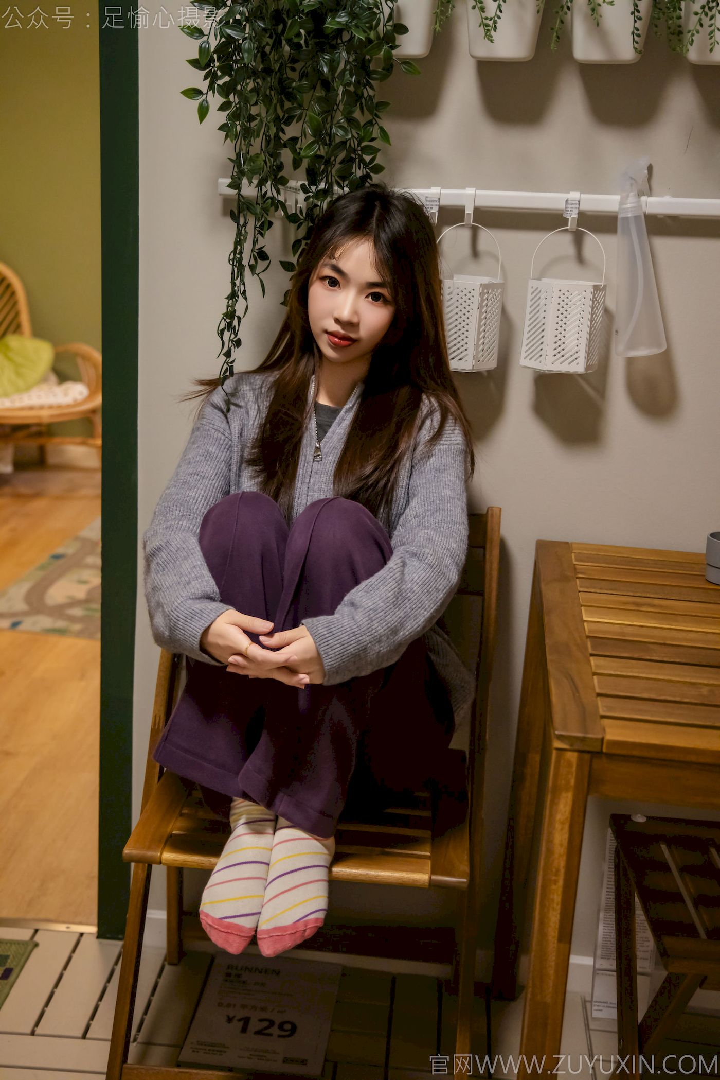 软软灰色针织开衫慵懒风‌穿搭写真