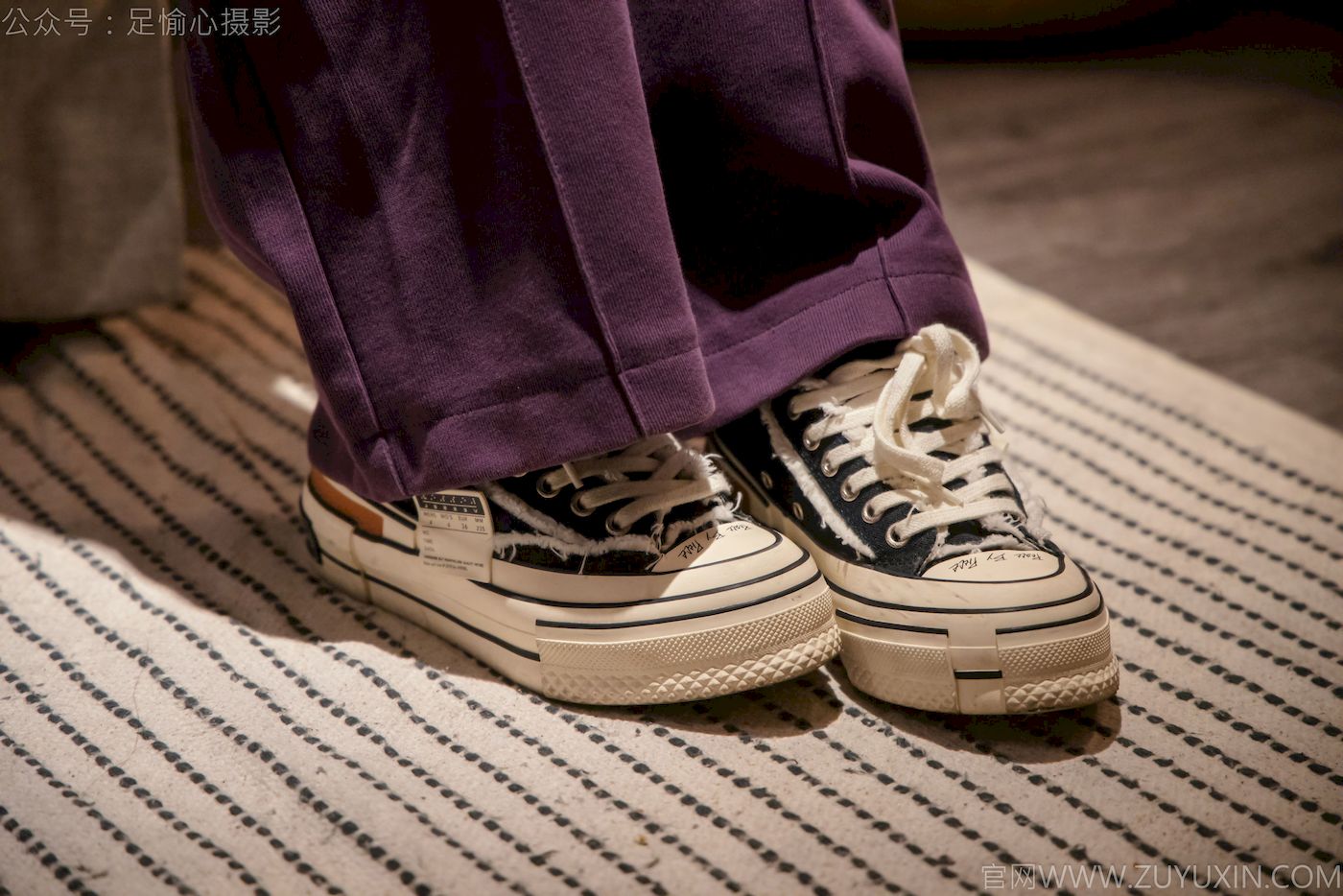 软软灰色针织开衫慵懒风‌穿搭写真