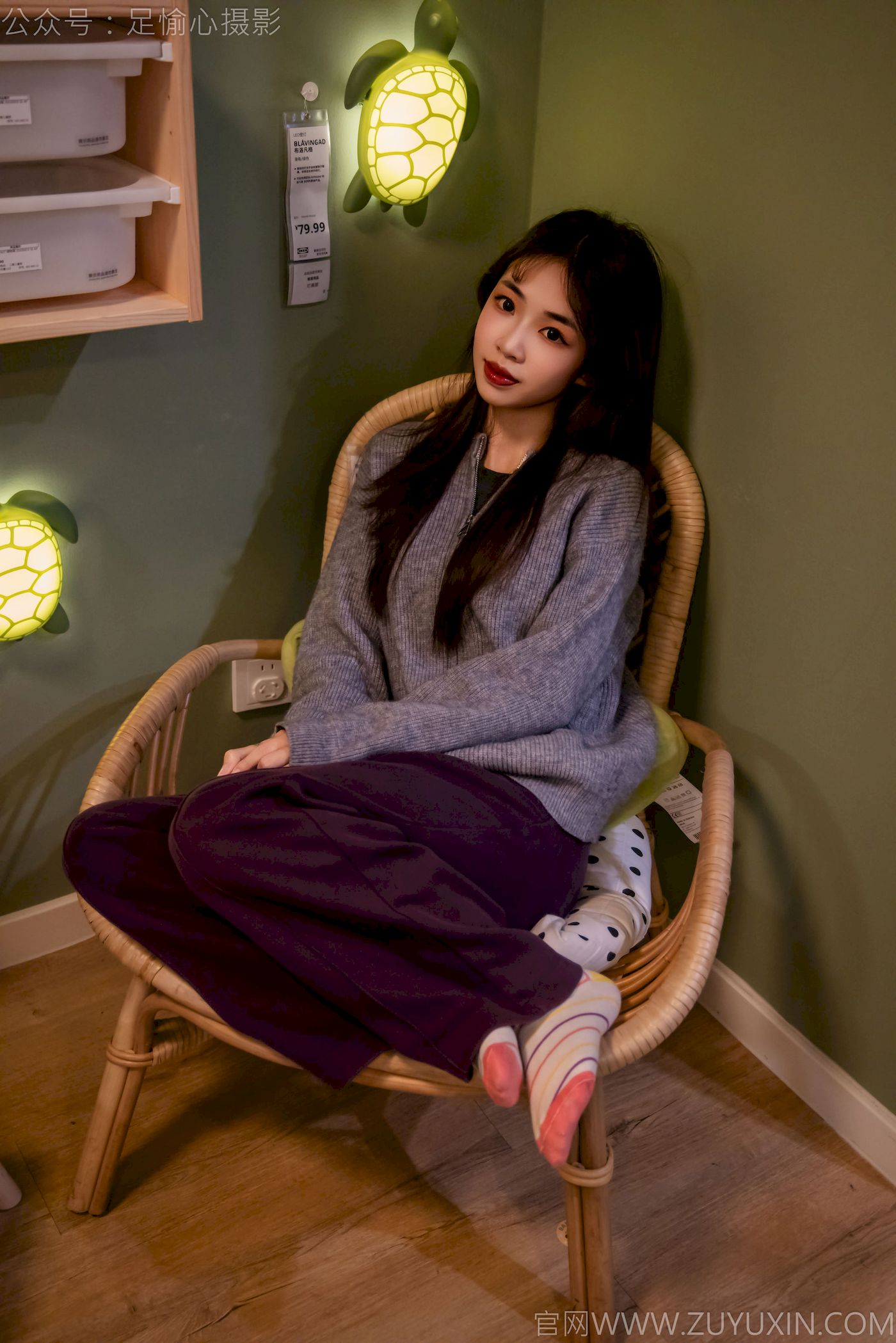 软软灰色针织开衫慵懒风‌穿搭写真