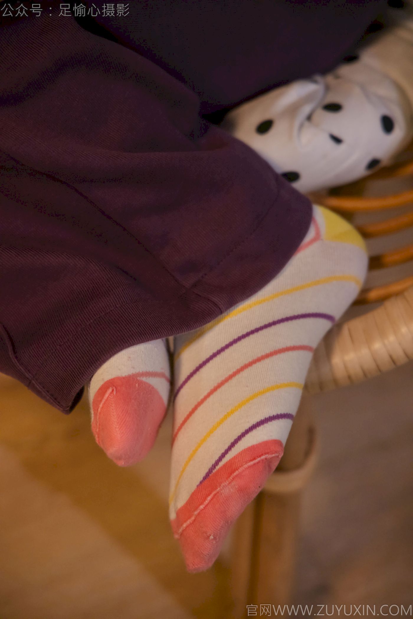 软软灰色针织开衫慵懒风‌穿搭写真