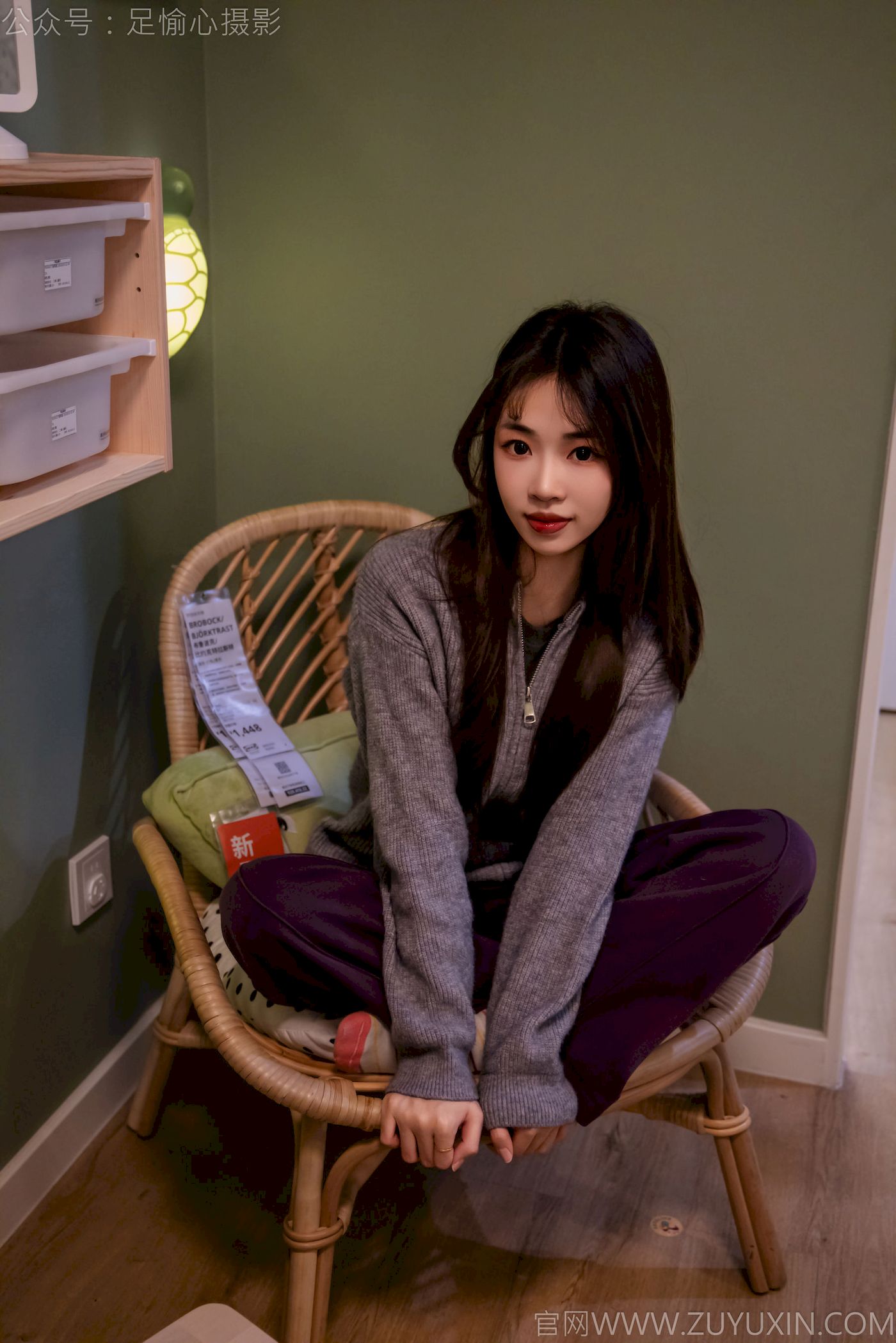 软软灰色针织开衫慵懒风‌穿搭写真