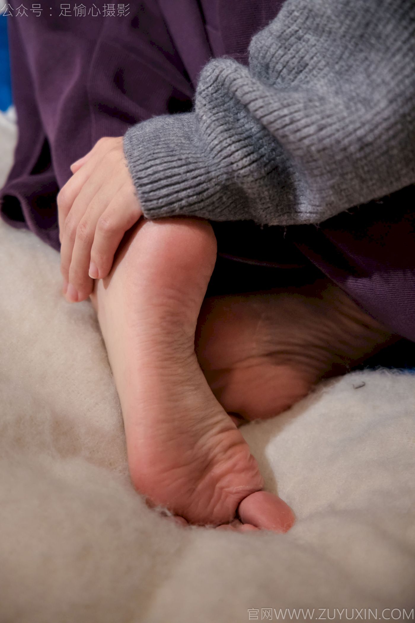 软软灰色针织开衫慵懒风‌穿搭写真