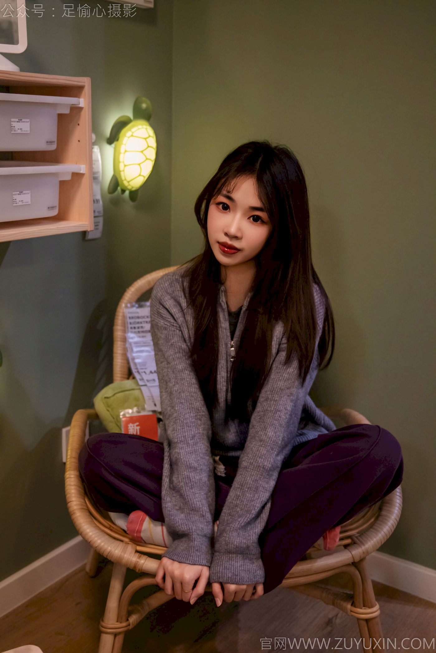 软软灰色针织开衫慵懒风‌穿搭写真