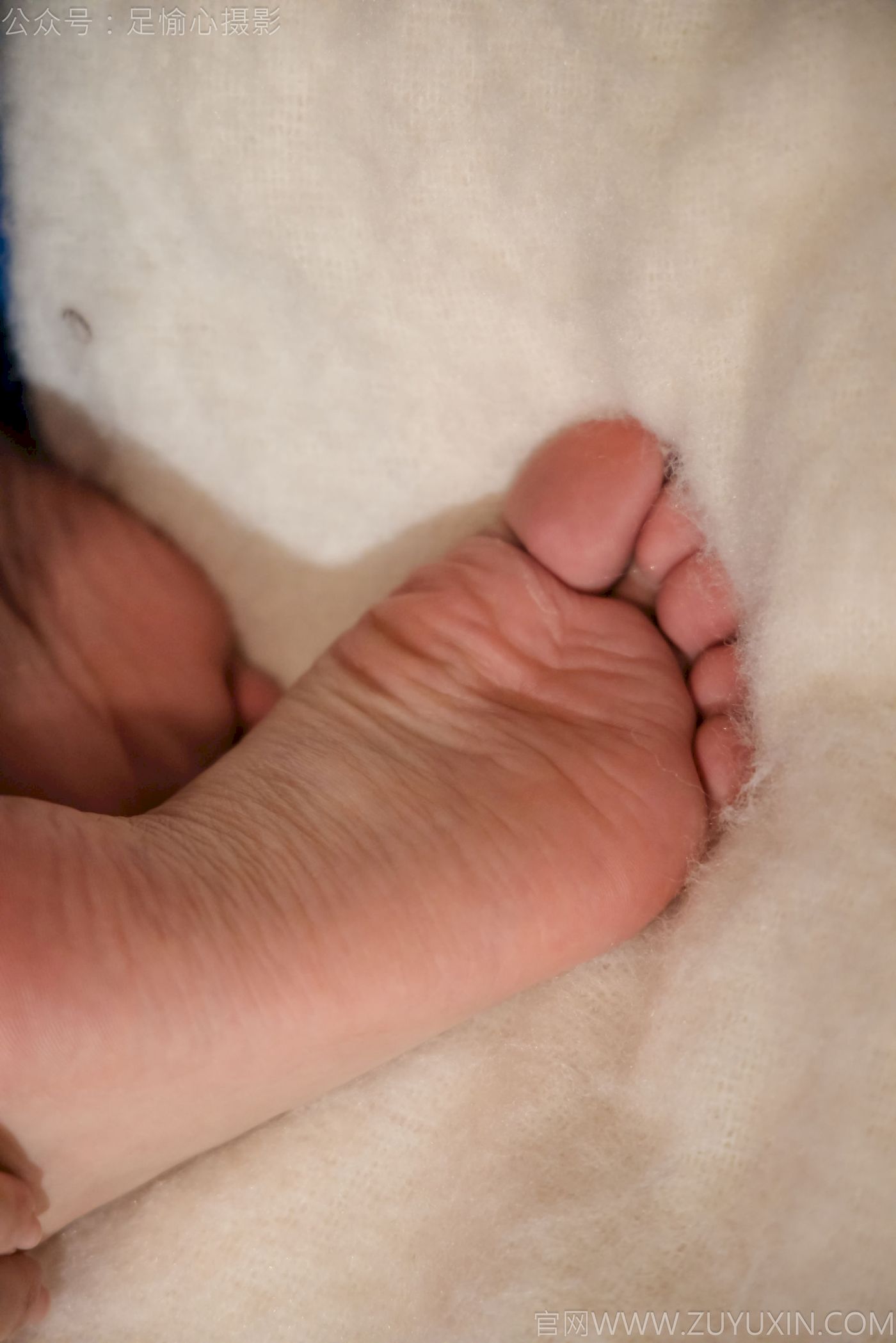 软软灰色针织开衫慵懒风‌穿搭写真