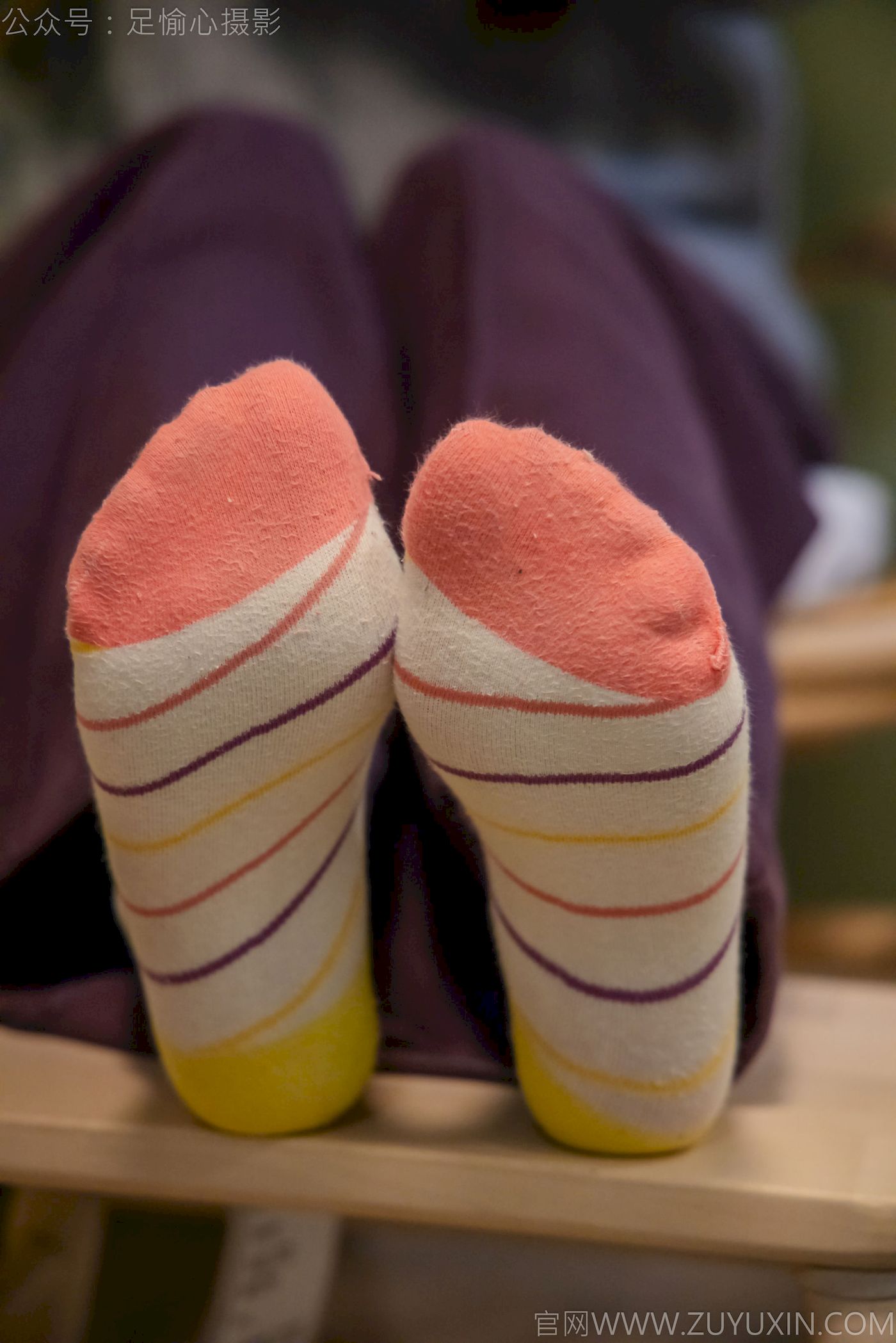 软软灰色针织开衫慵懒风‌穿搭写真