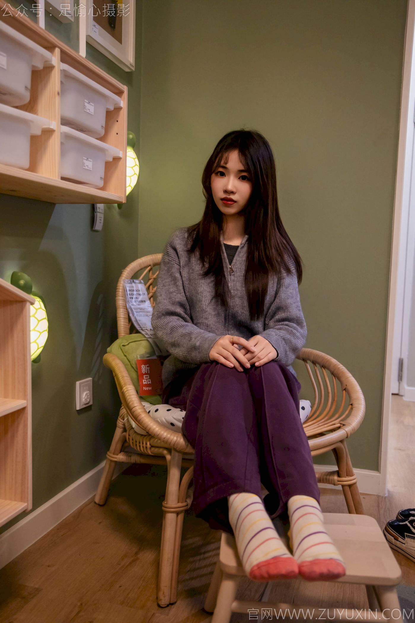 软软灰色针织开衫慵懒风‌穿搭写真