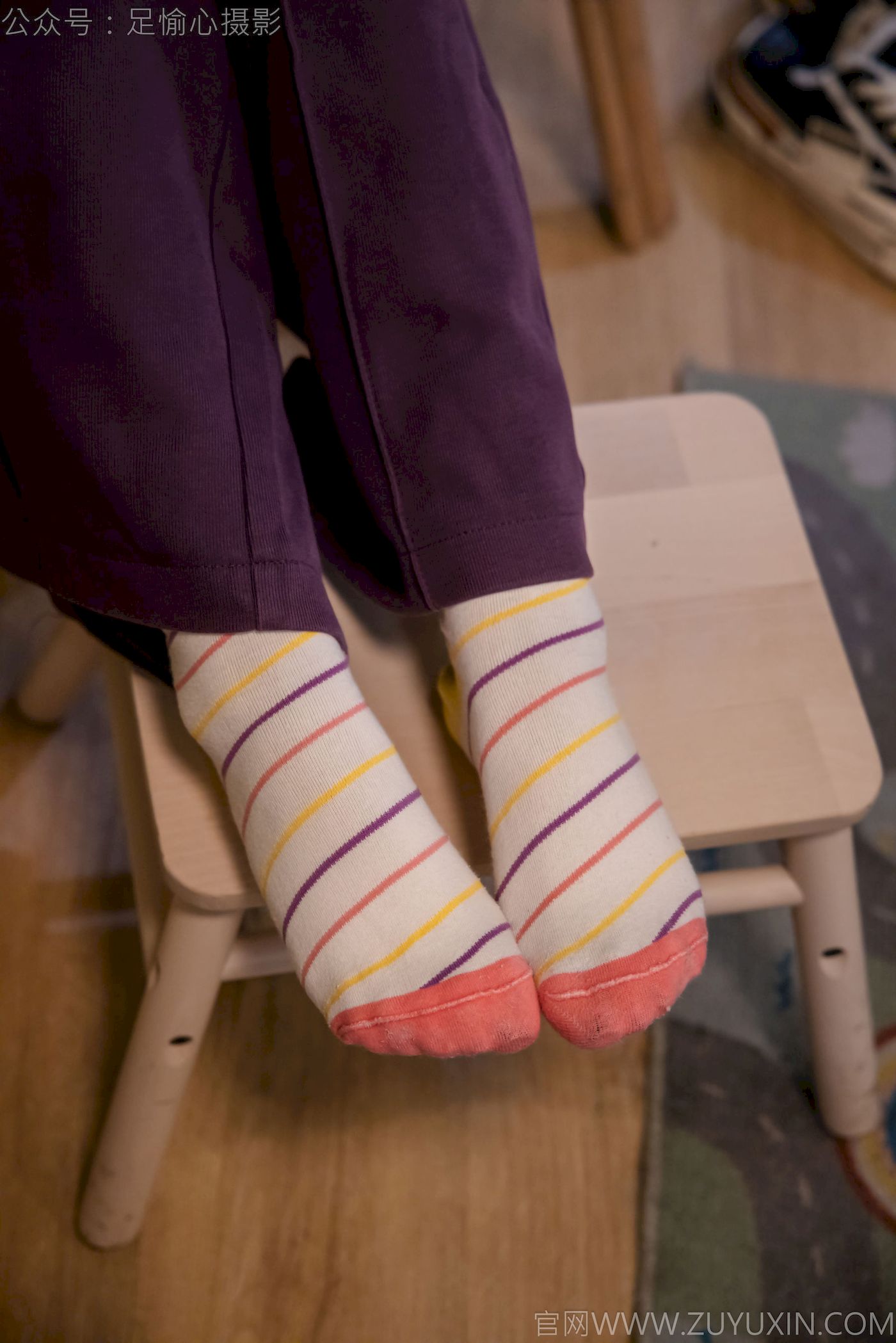 软软灰色针织开衫慵懒风‌穿搭写真