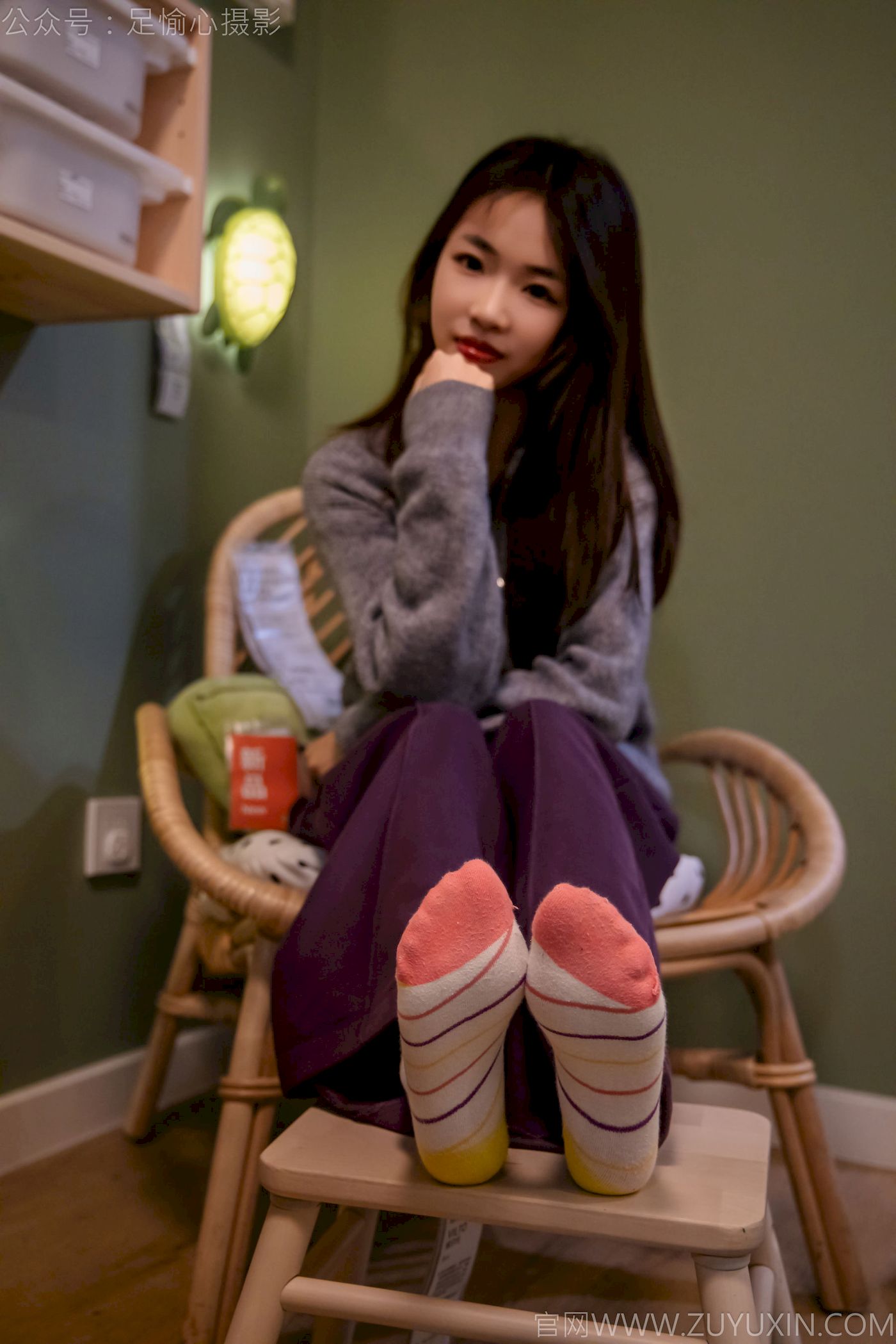 软软灰色针织开衫慵懒风‌穿搭写真