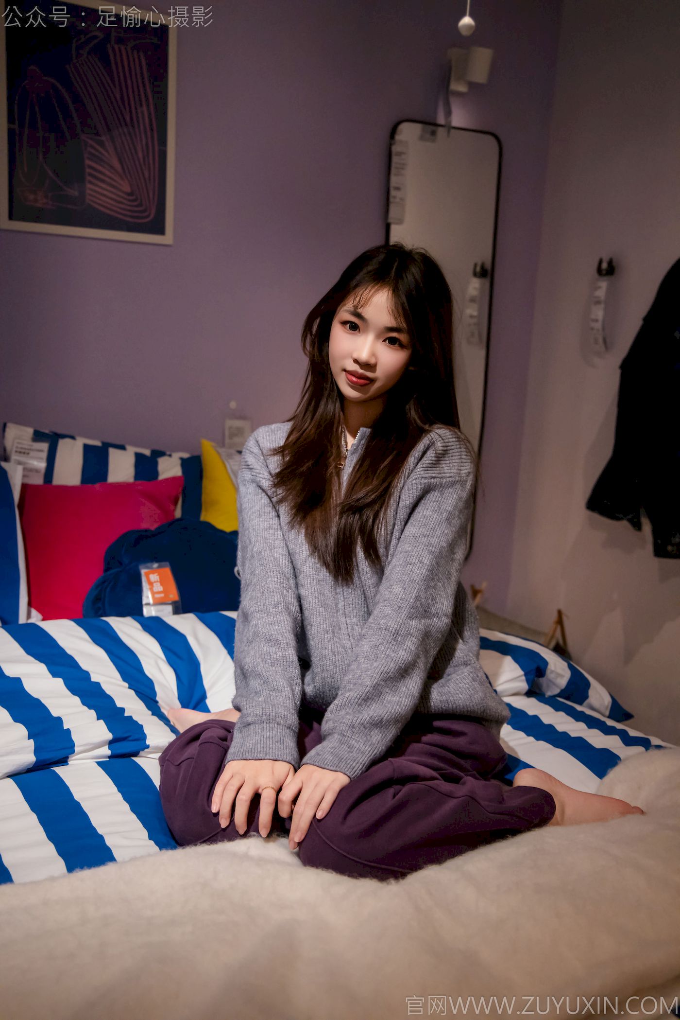 软软灰色针织开衫慵懒风‌穿搭写真