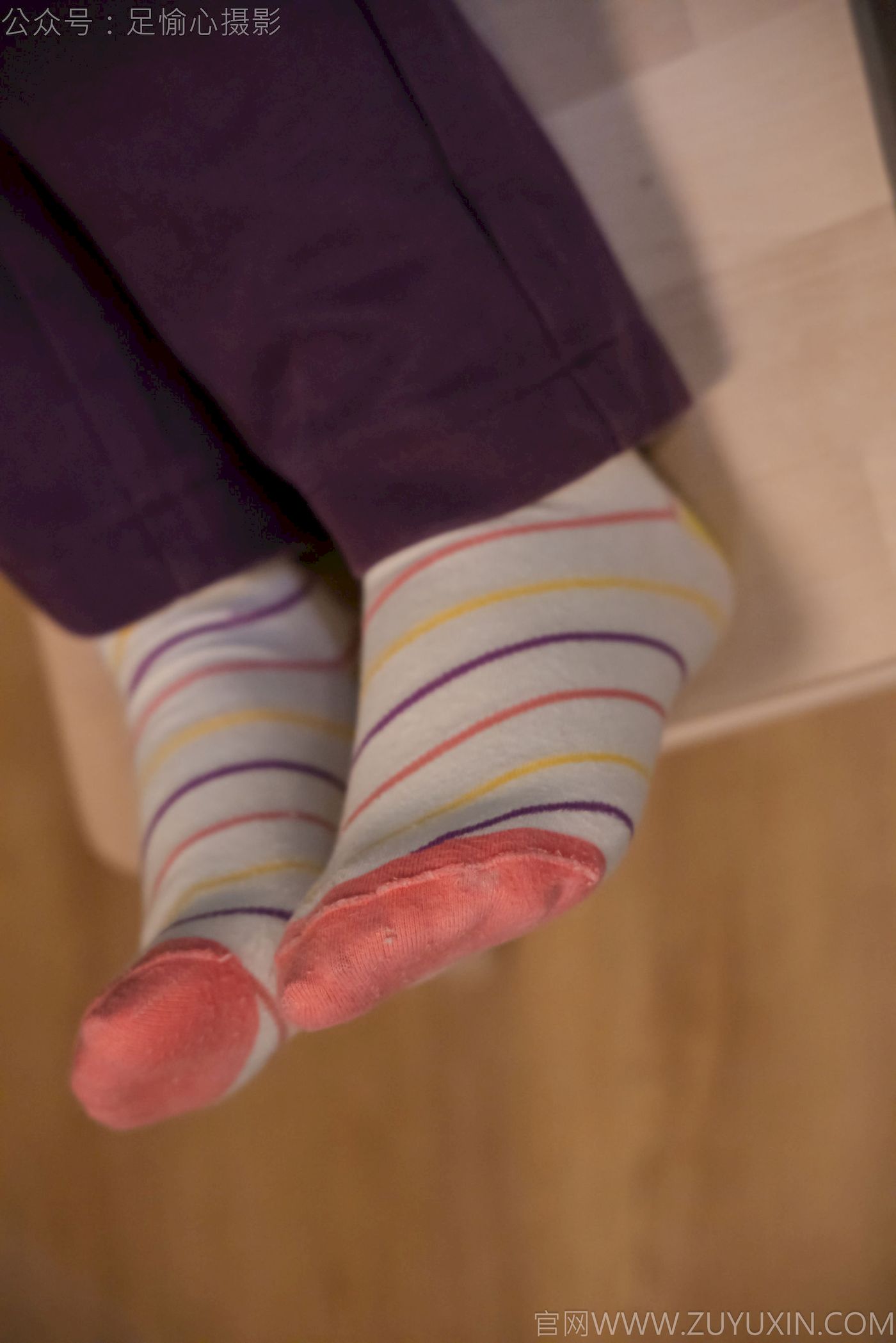 软软灰色针织开衫慵懒风‌穿搭写真