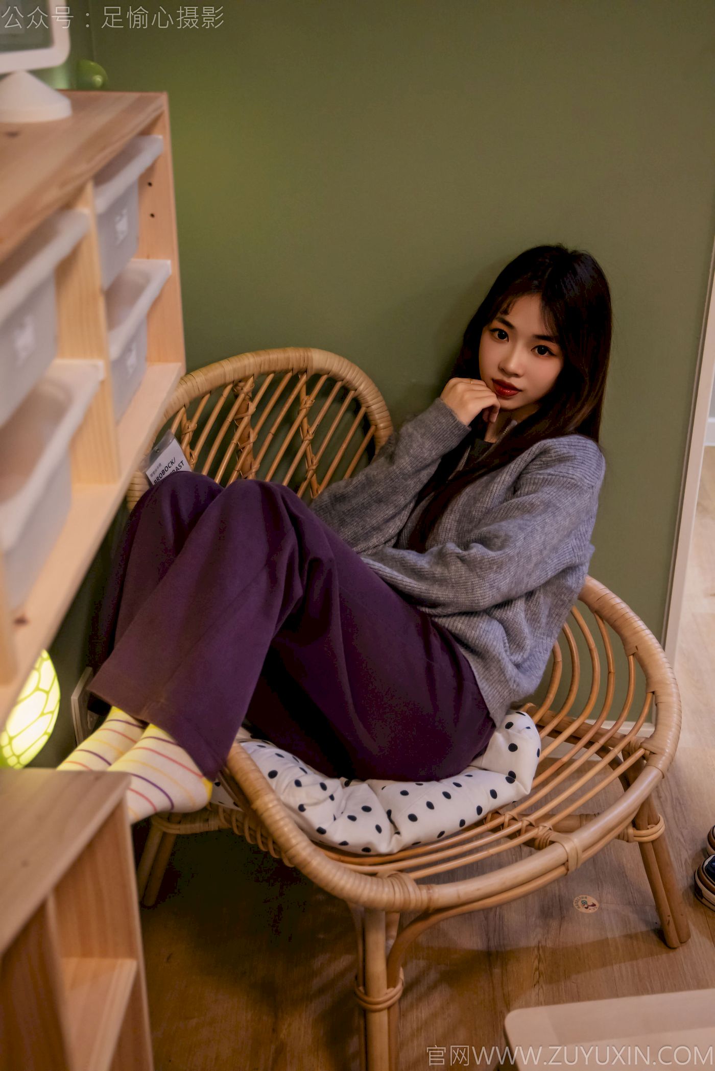 软软灰色针织开衫慵懒风‌穿搭写真