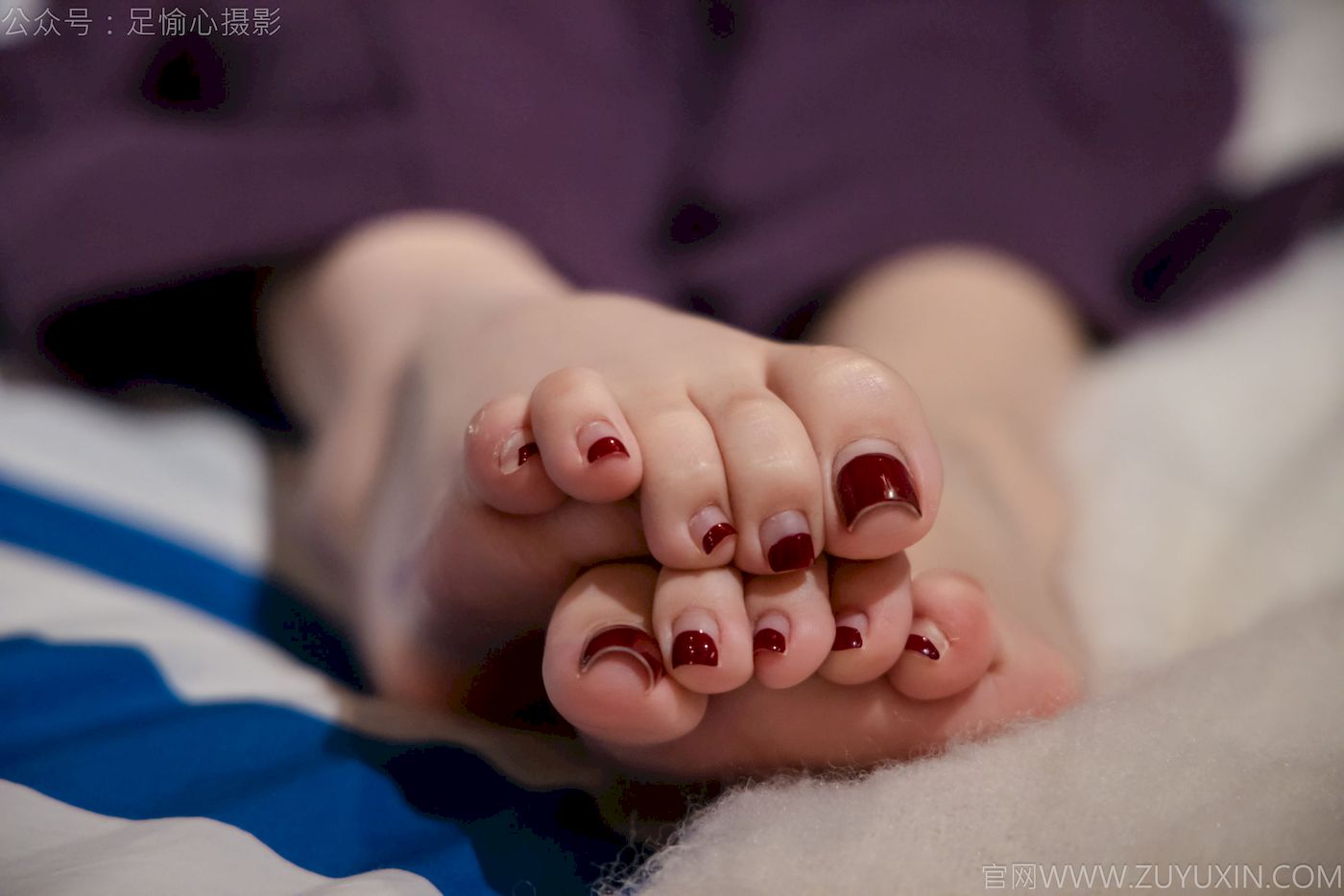 软软灰色针织开衫慵懒风‌穿搭写真