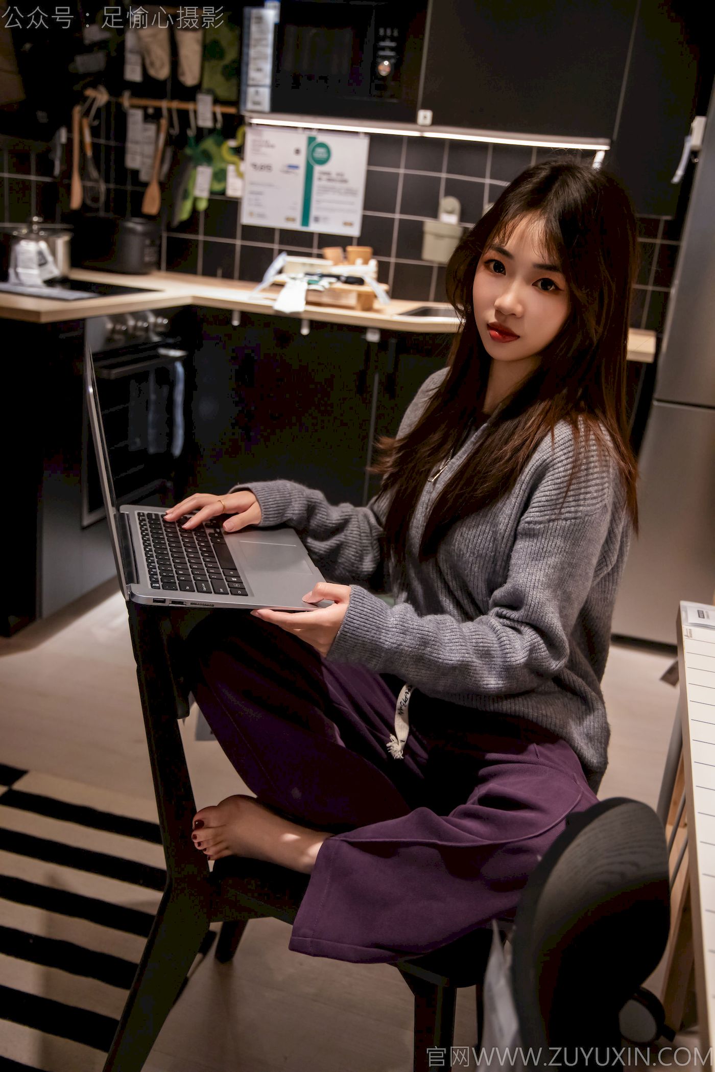 软软灰色针织开衫慵懒风‌穿搭写真