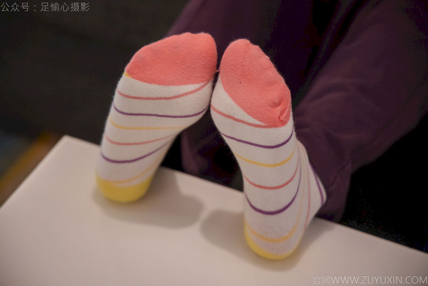 软软灰色针织开衫慵懒风‌穿搭写真