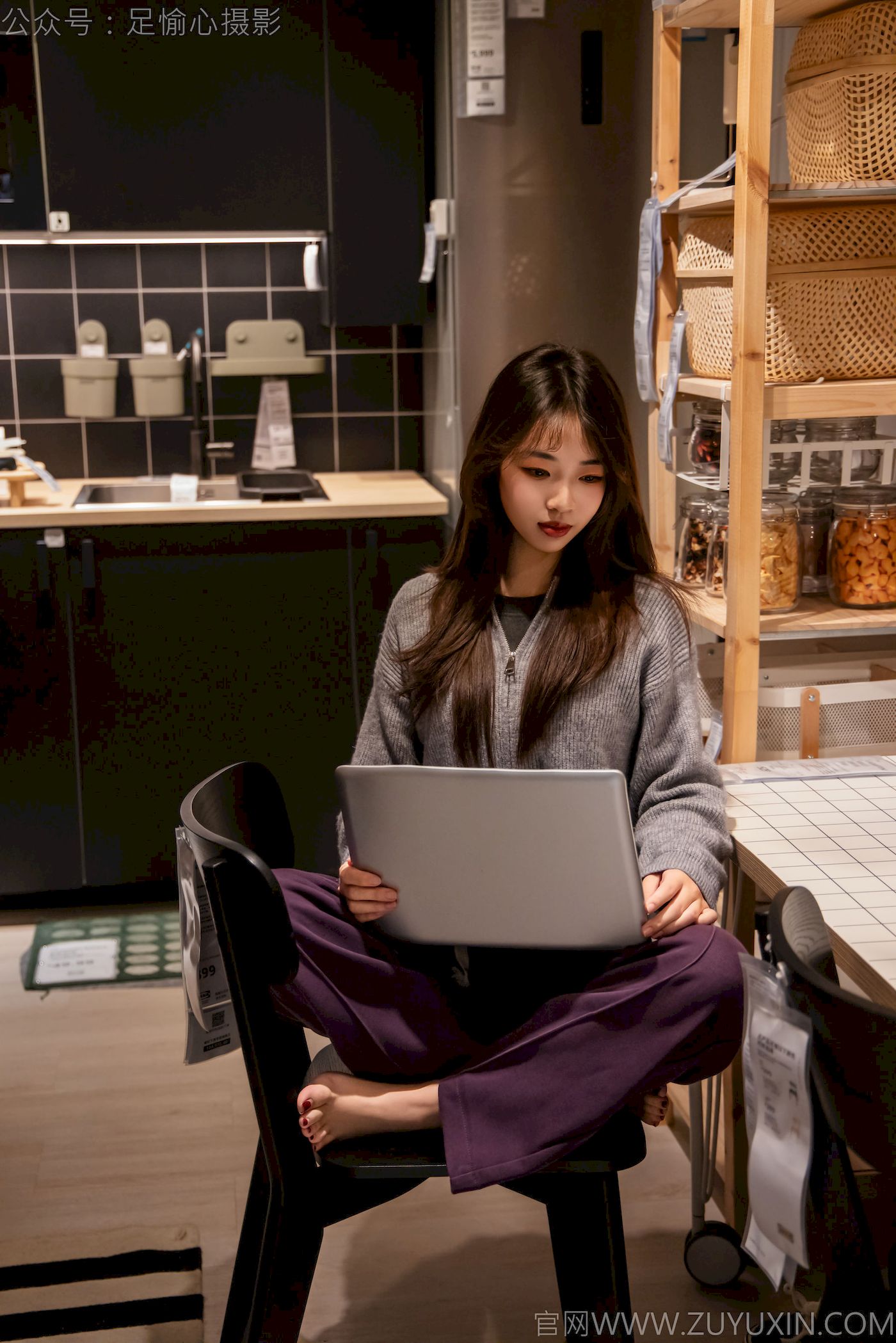 软软灰色针织开衫慵懒风‌穿搭写真