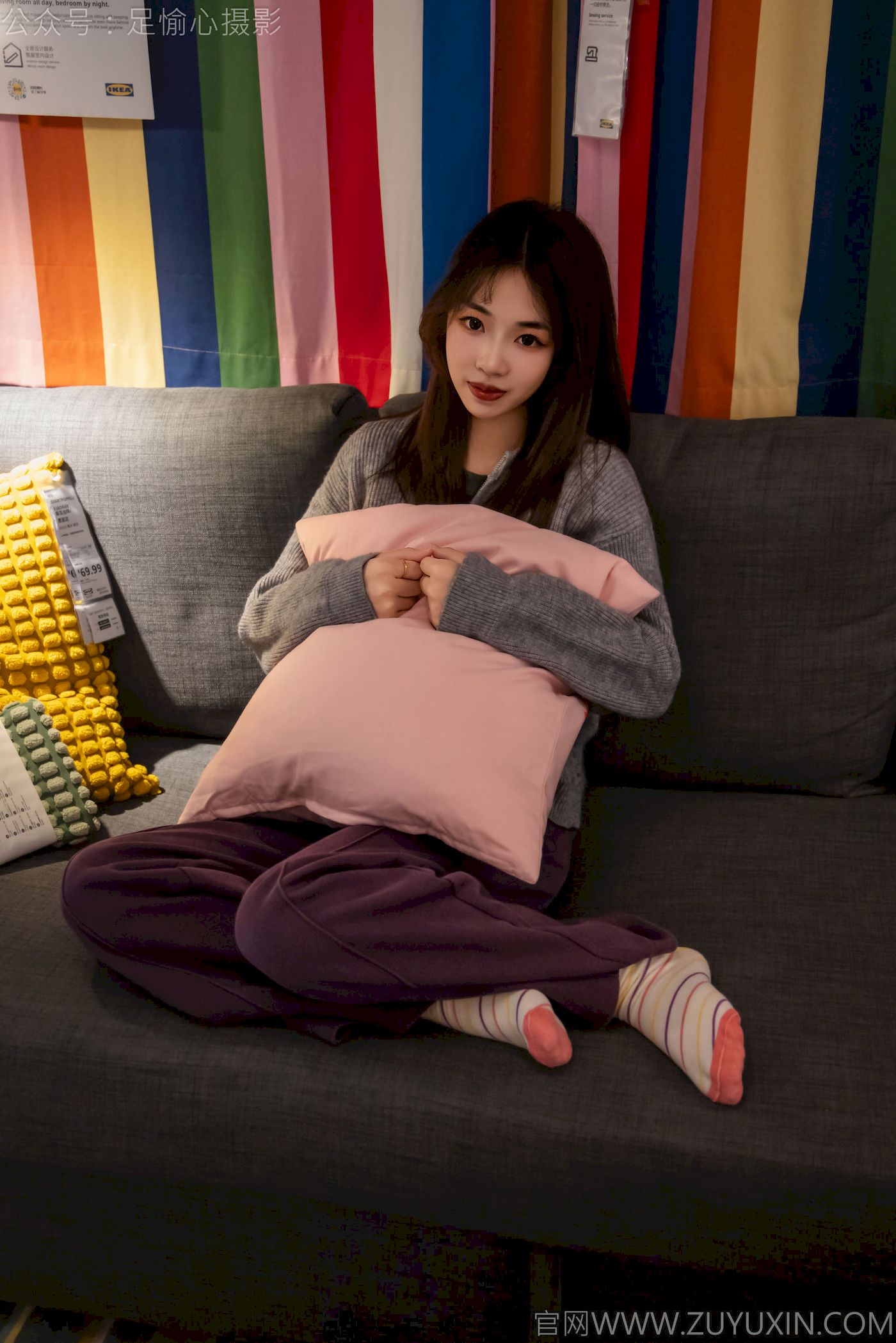 软软灰色针织开衫慵懒风‌穿搭写真