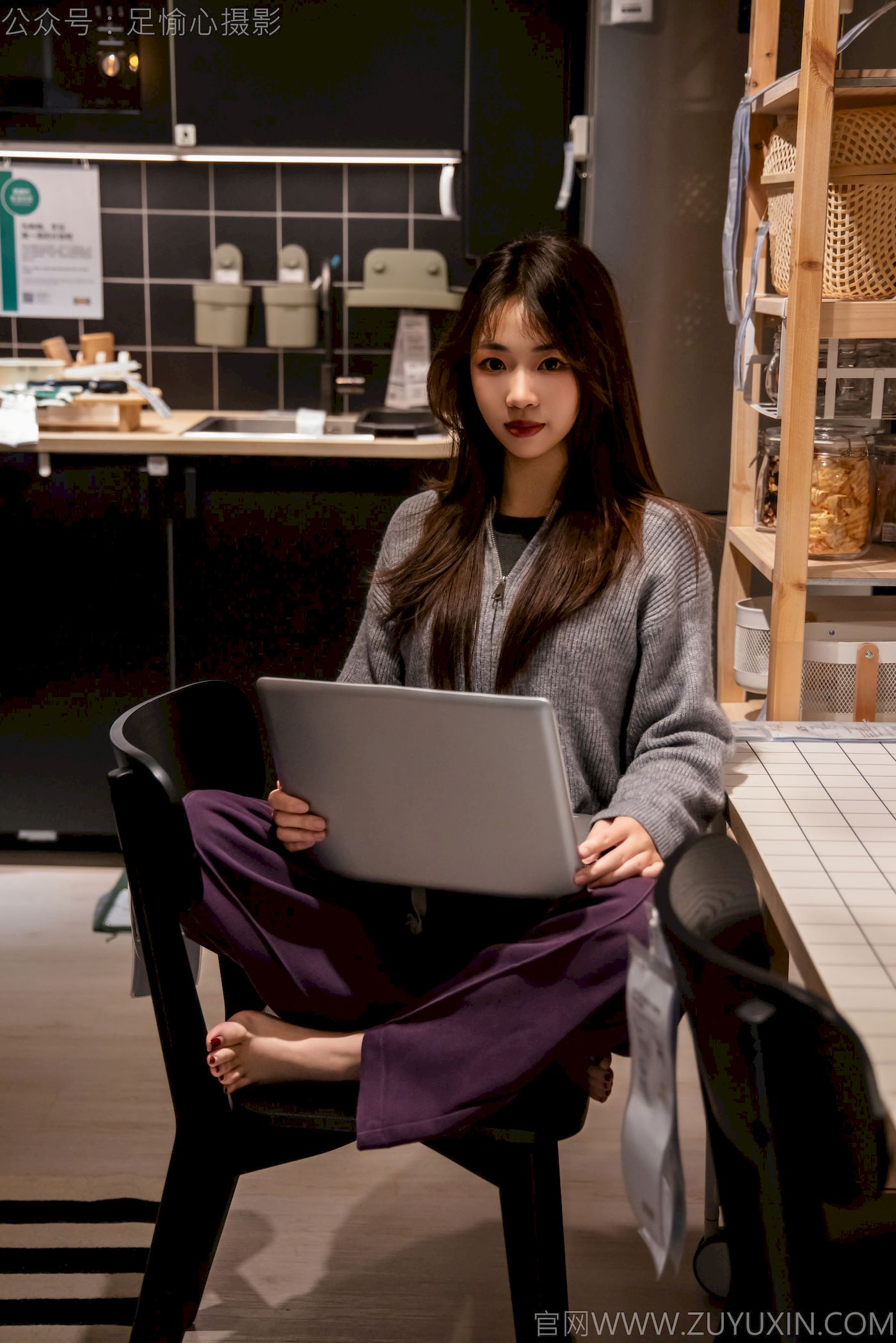 软软灰色针织开衫慵懒风‌穿搭写真