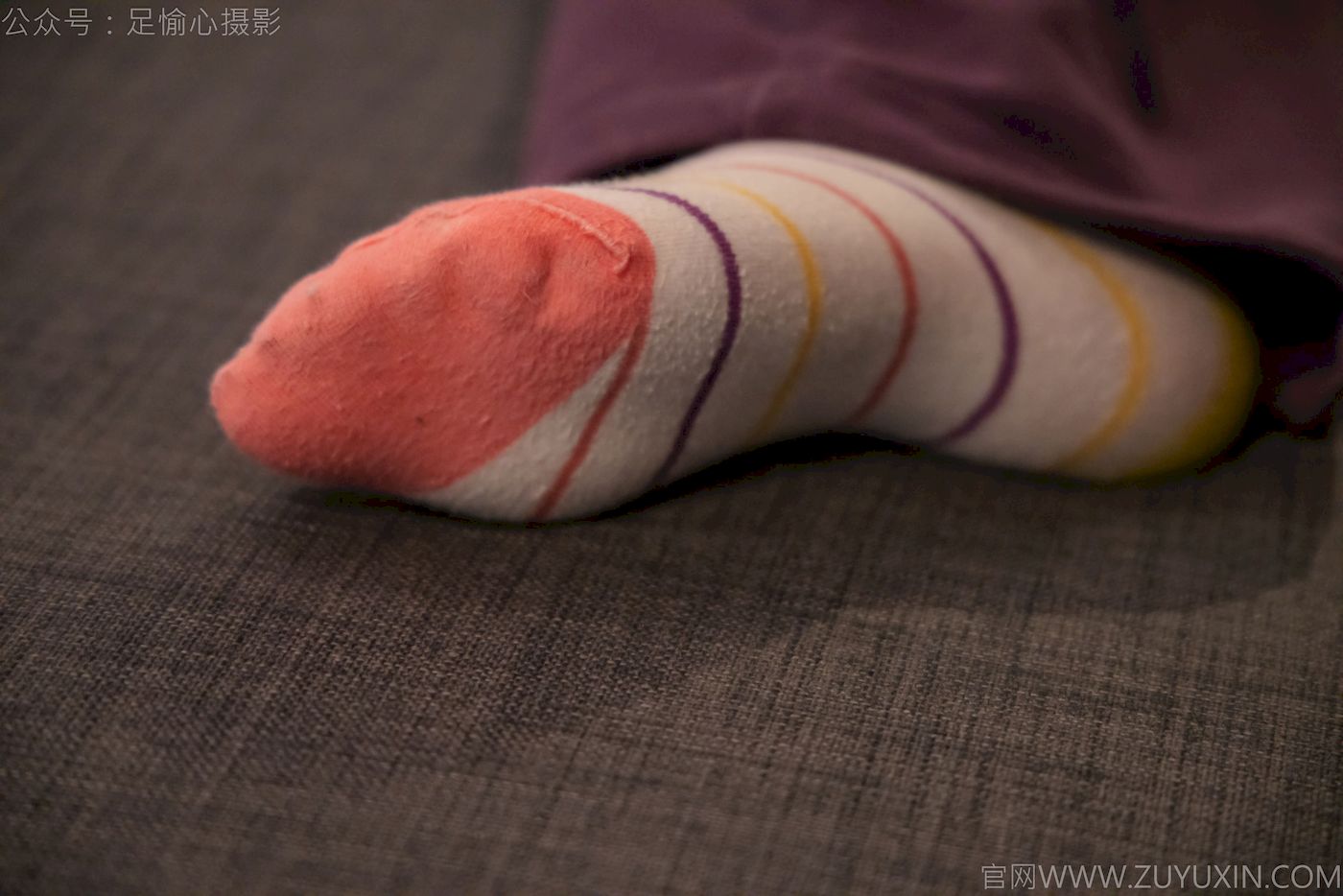 软软灰色针织开衫慵懒风‌穿搭写真