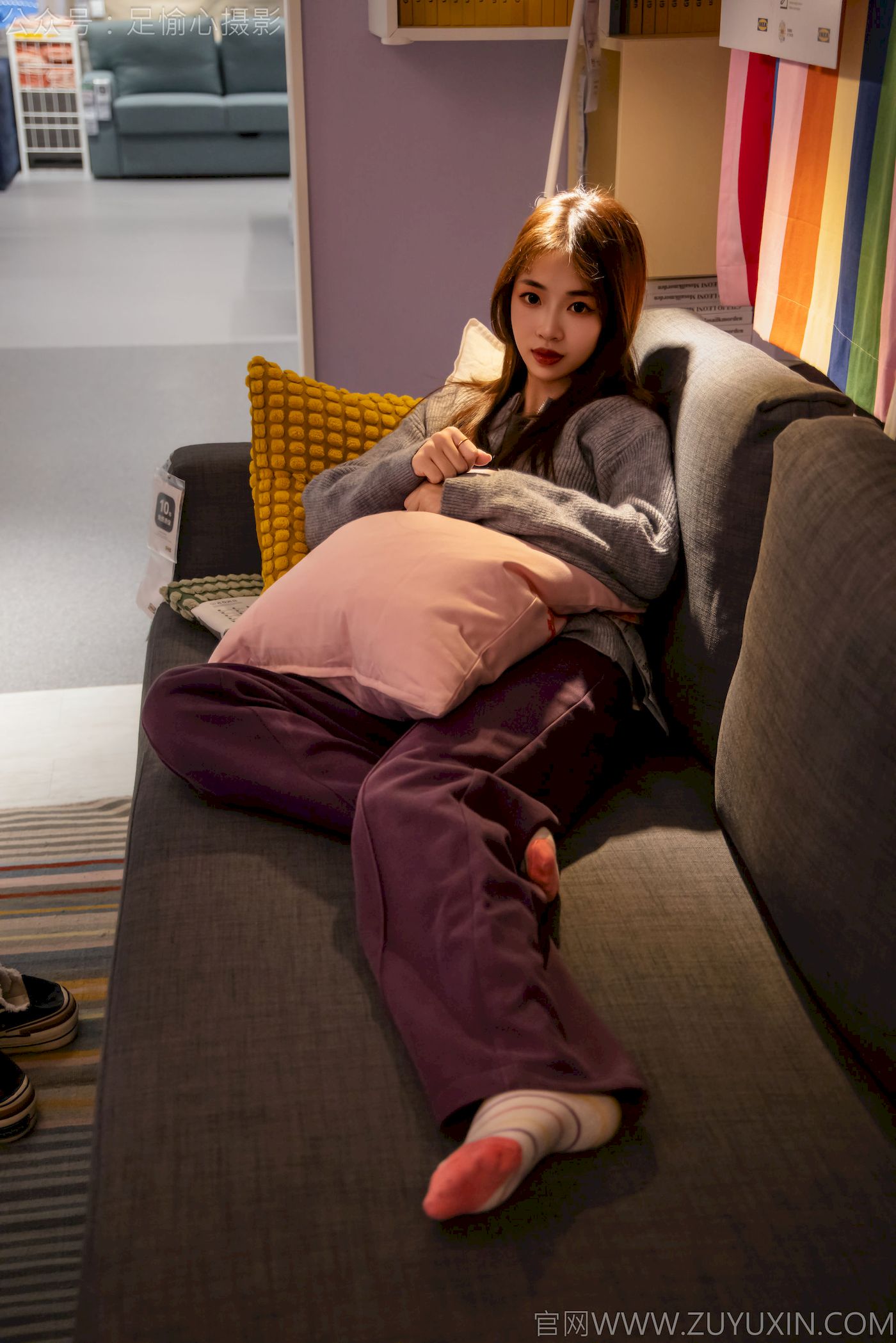 软软灰色针织开衫慵懒风‌穿搭写真