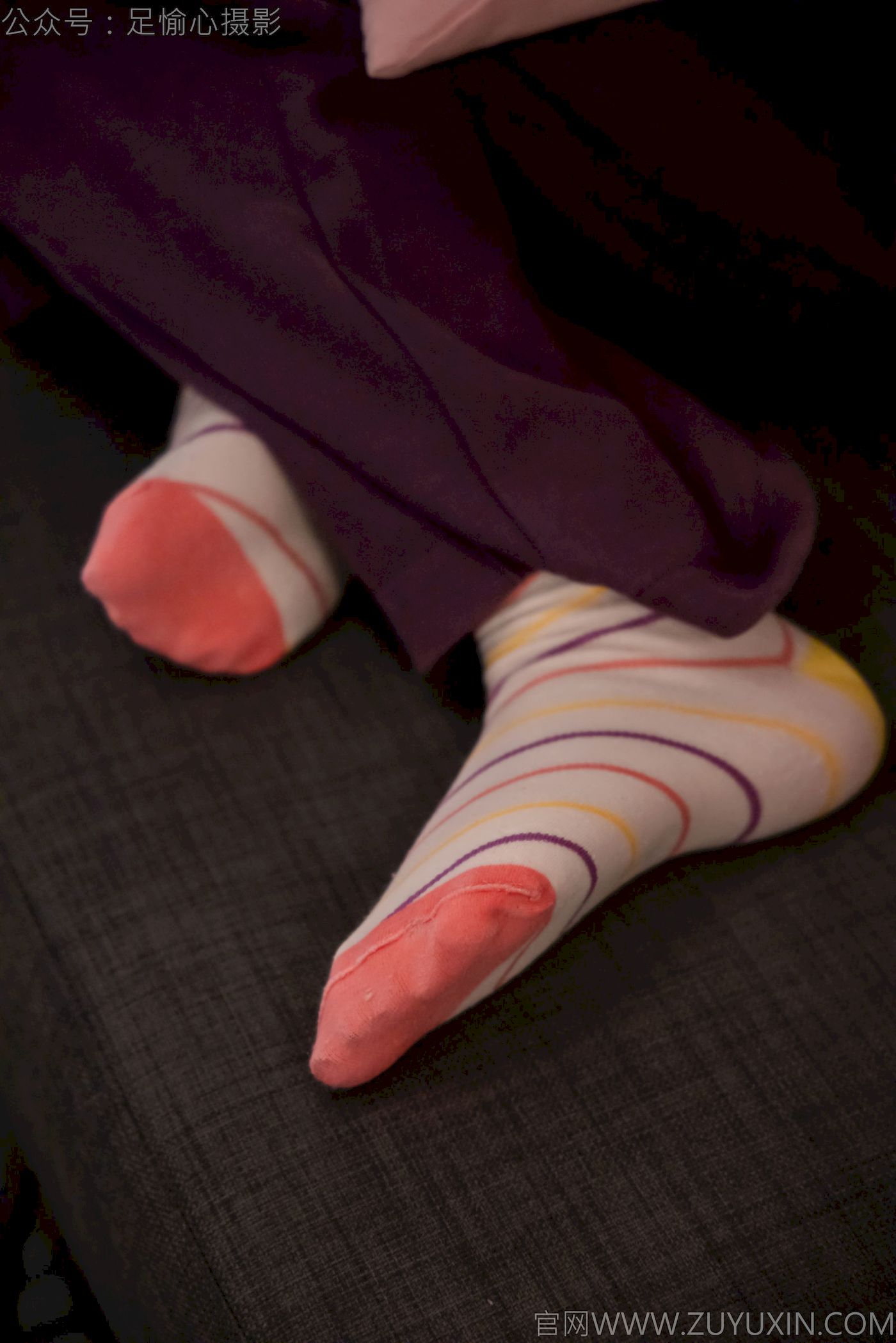 软软灰色针织开衫慵懒风‌穿搭写真