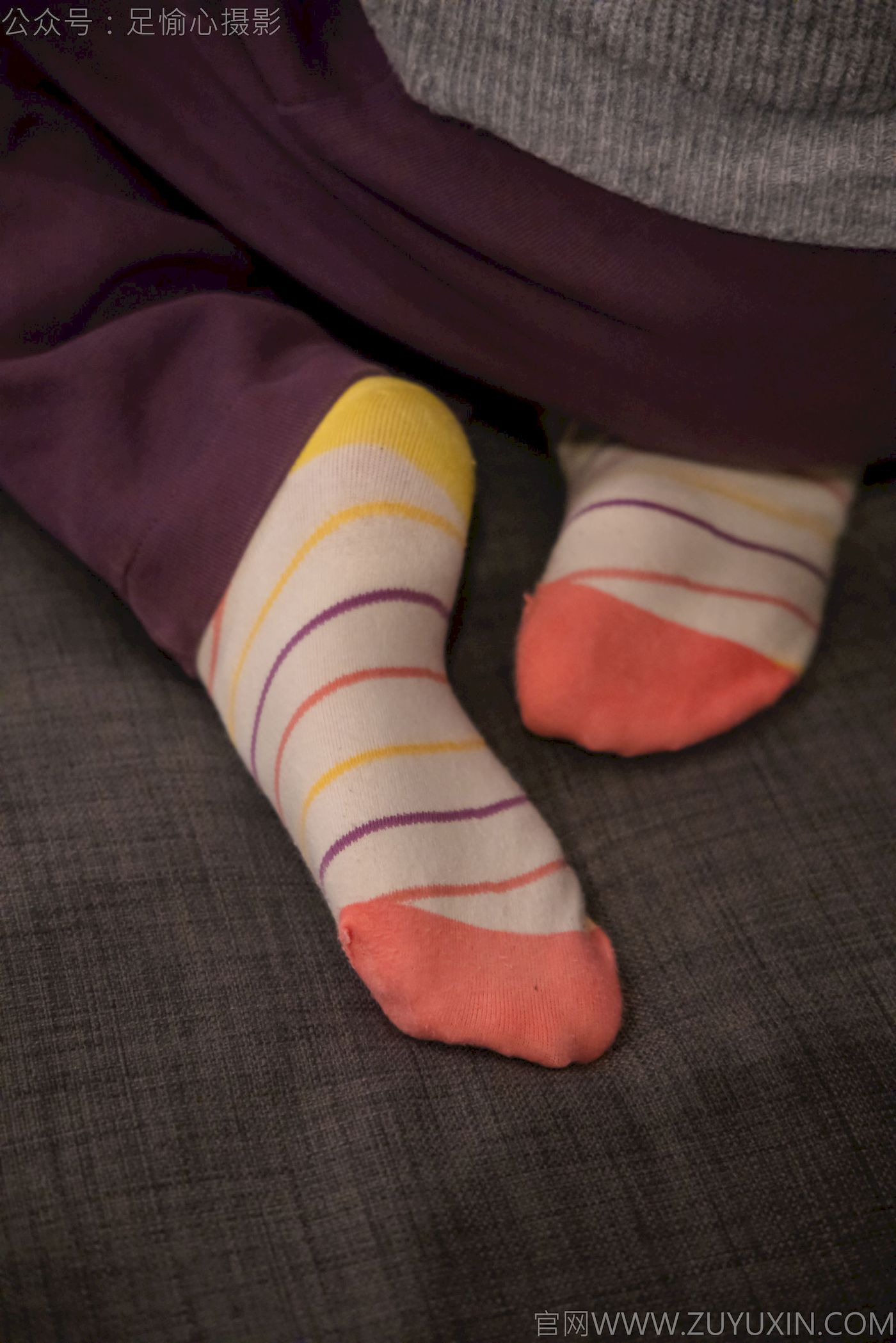 软软灰色针织开衫慵懒风‌穿搭写真