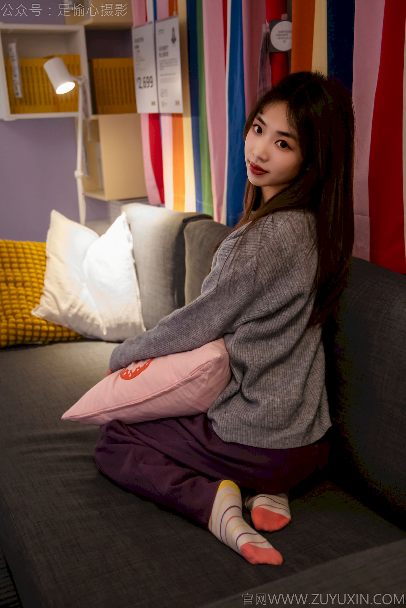 软软灰色针织开衫慵懒风‌穿搭写真